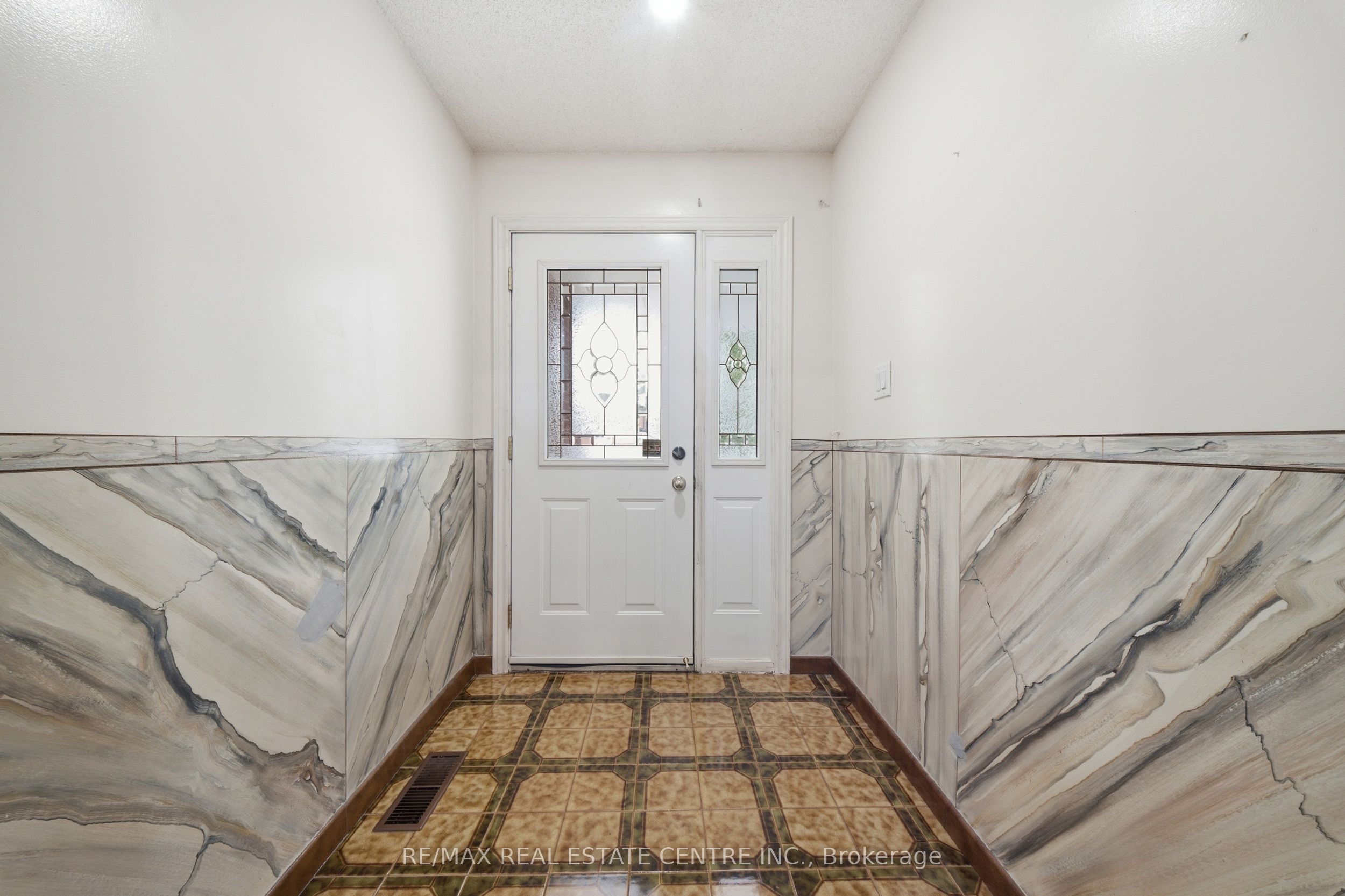 4 Manorcrest Street, Brampton, ON L6S 2W9 photo 4