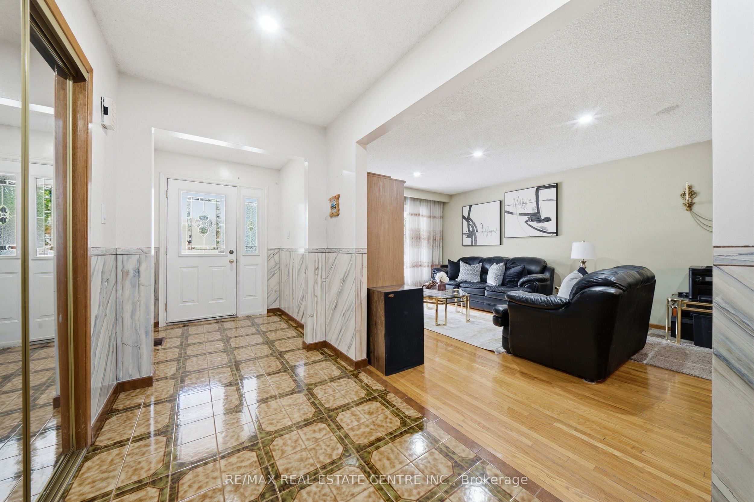 4 Manorcrest Street, Brampton, ON L6S 2W9 photo 5
