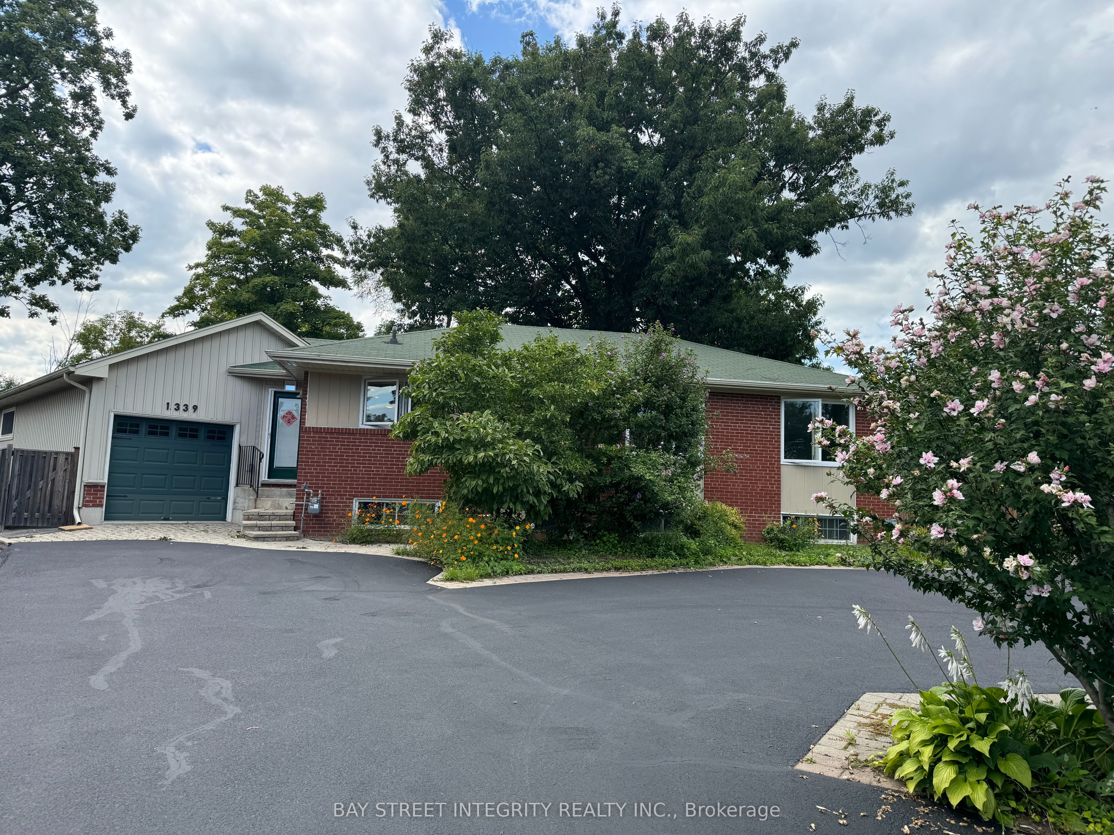 1339 Pinegrove Road, Oakville, ON L6L 2X2