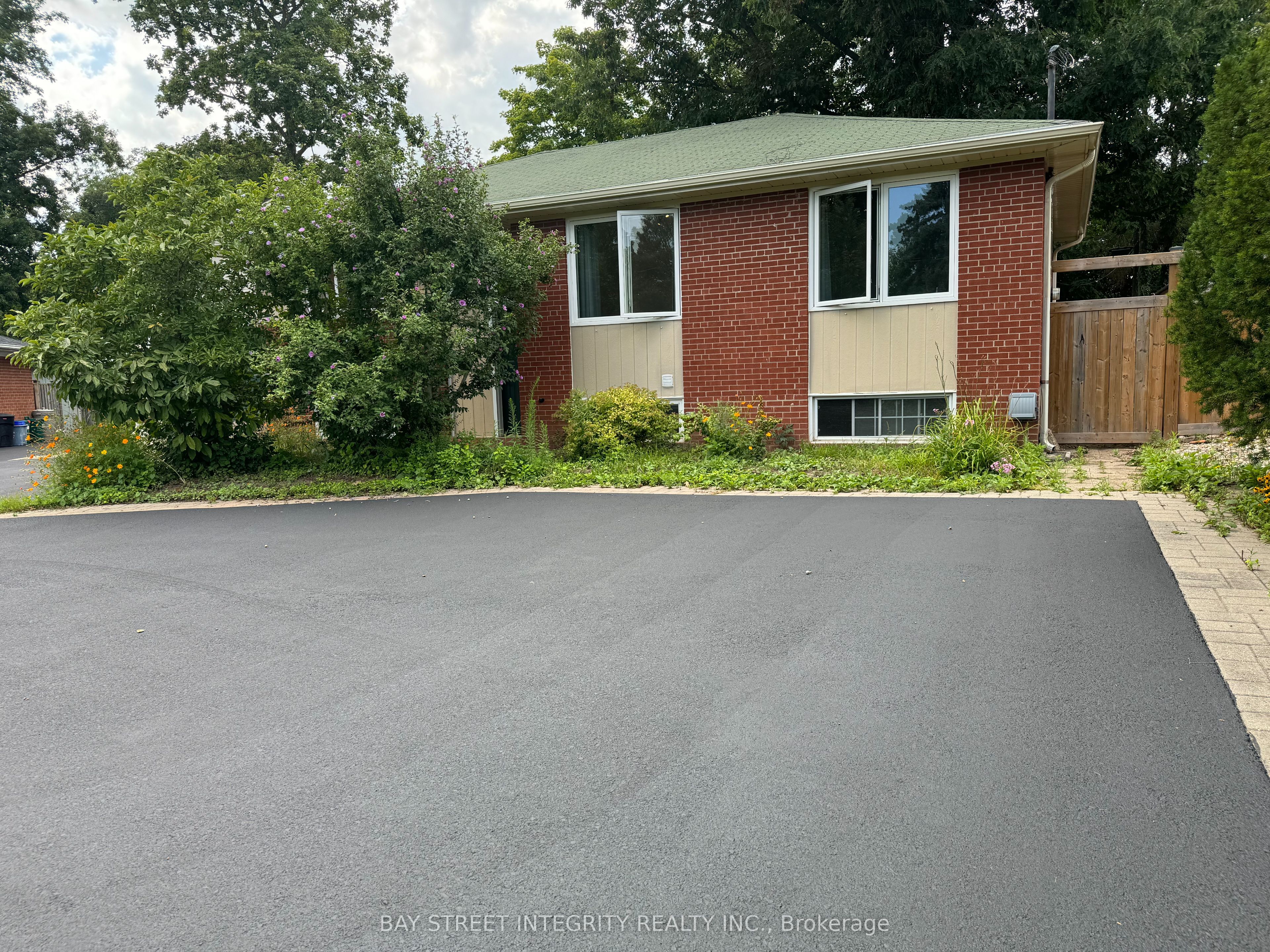 1339 Pinegrove Road, Oakville, ON L6L 2X2 photo 2