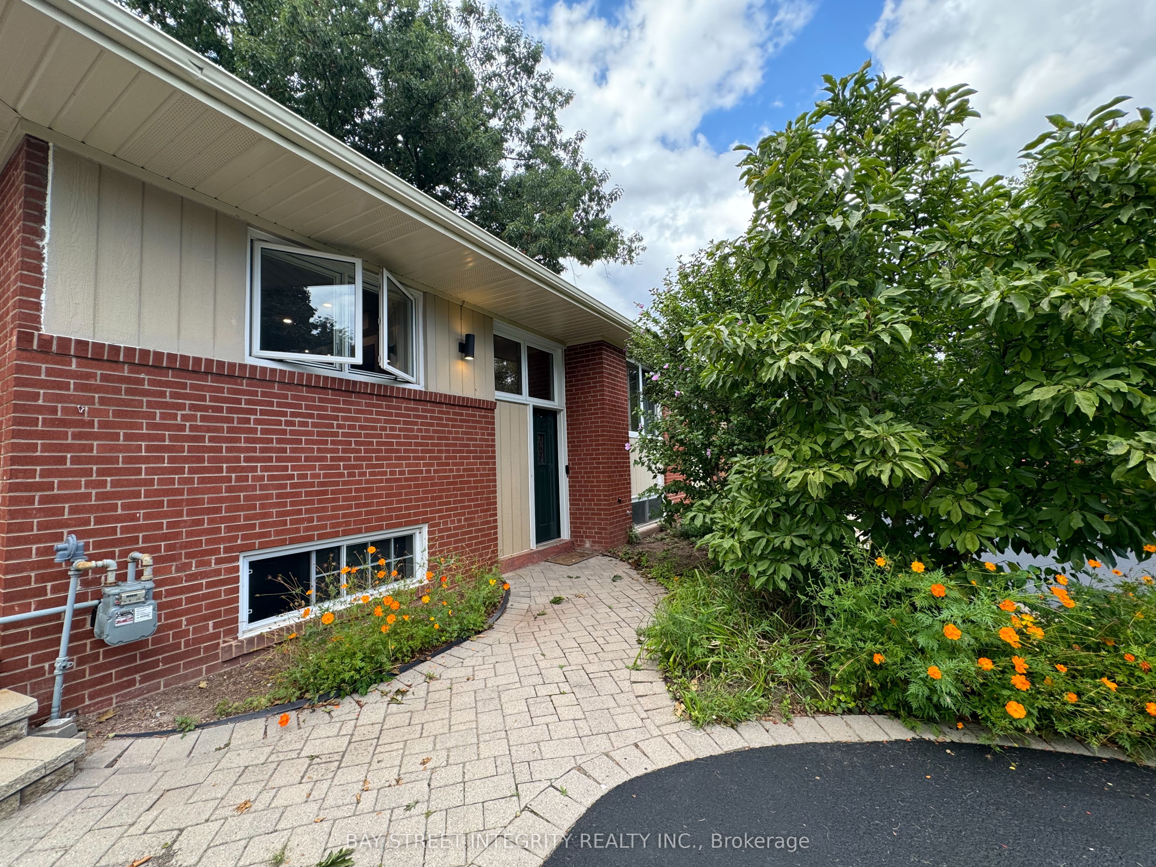 1339 Pinegrove Road, Oakville, ON L6L 2X2 photo 3