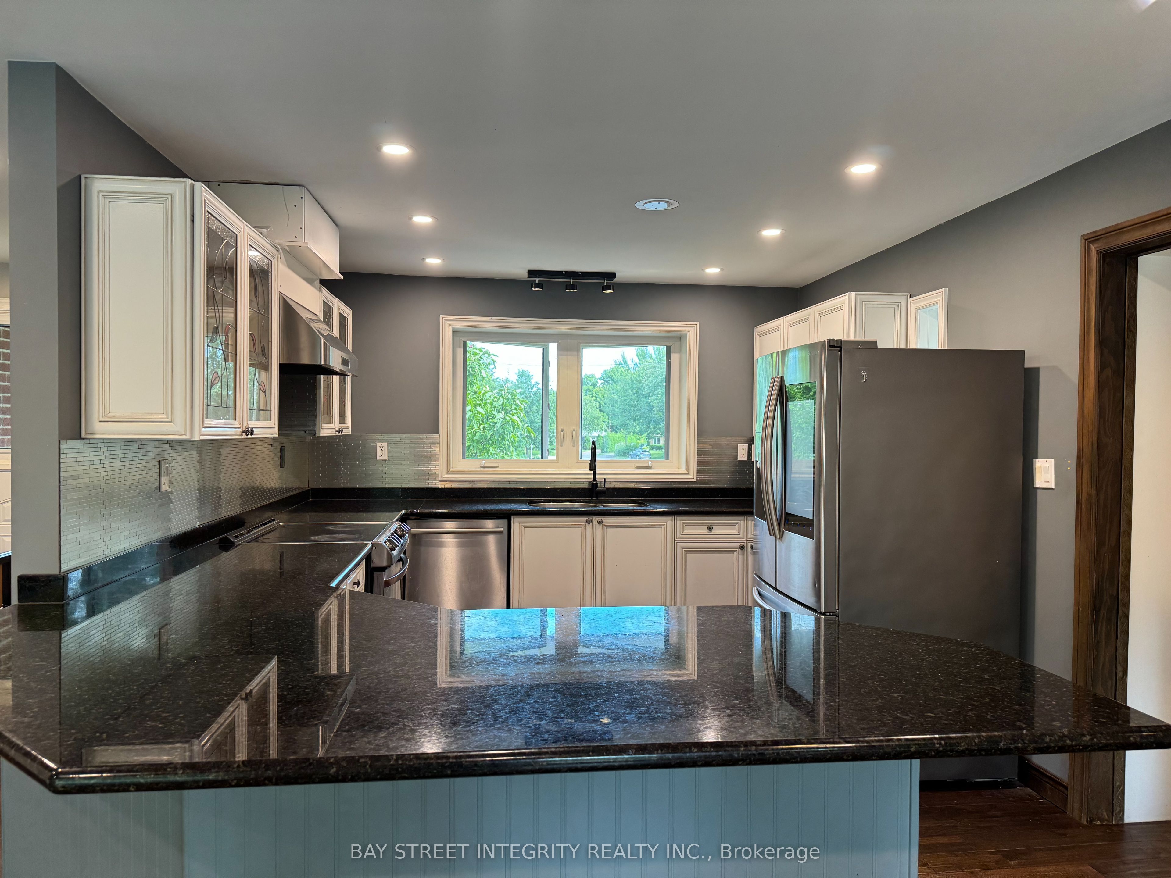 1339 Pinegrove Road, Oakville, ON L6L 2X2 photo 4