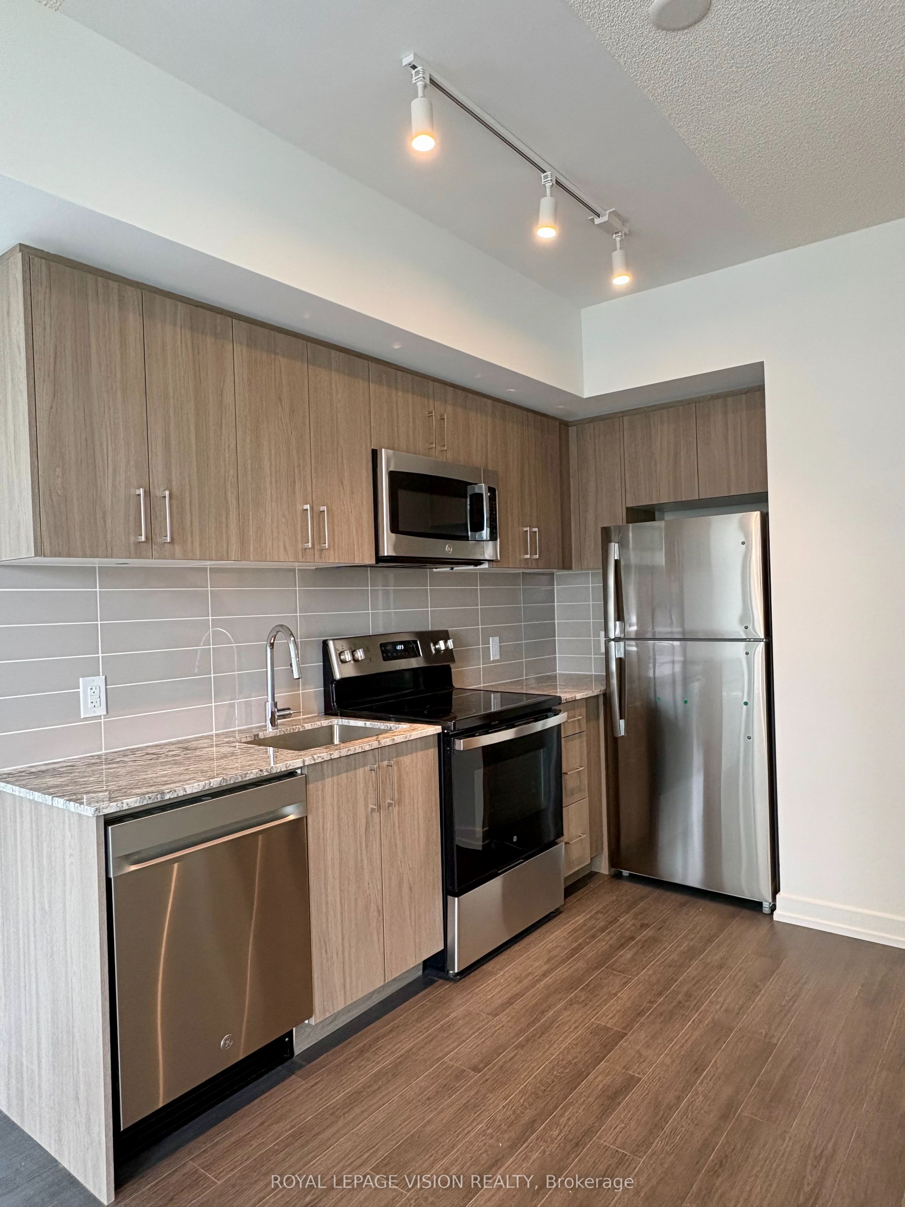 4010 Eglinton Avenue W 1222, Toronto, ON M9A 0G5 photo 3