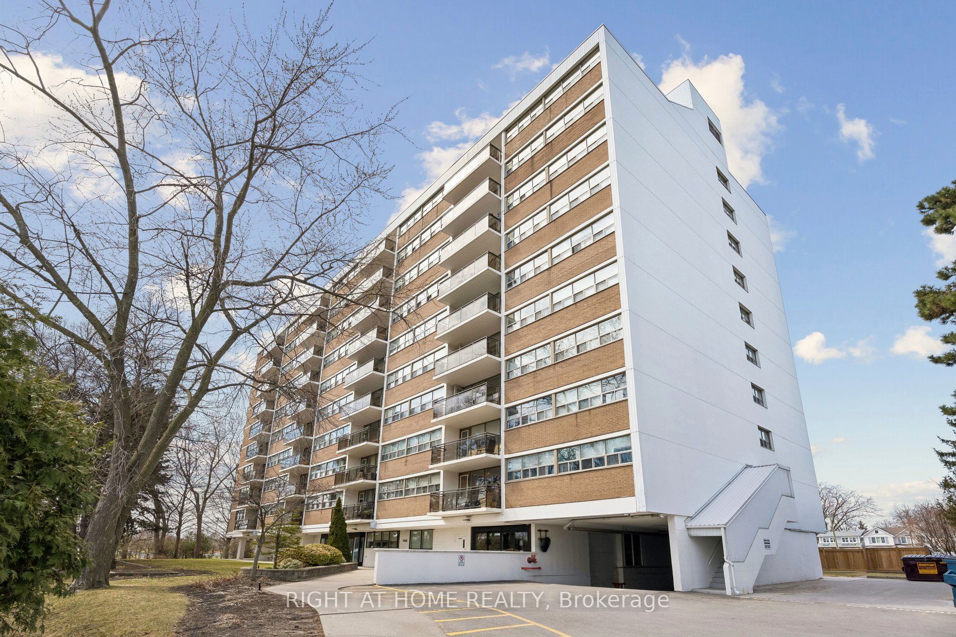 212 Kerr Street 207, Oakville, ON L6K 3B1