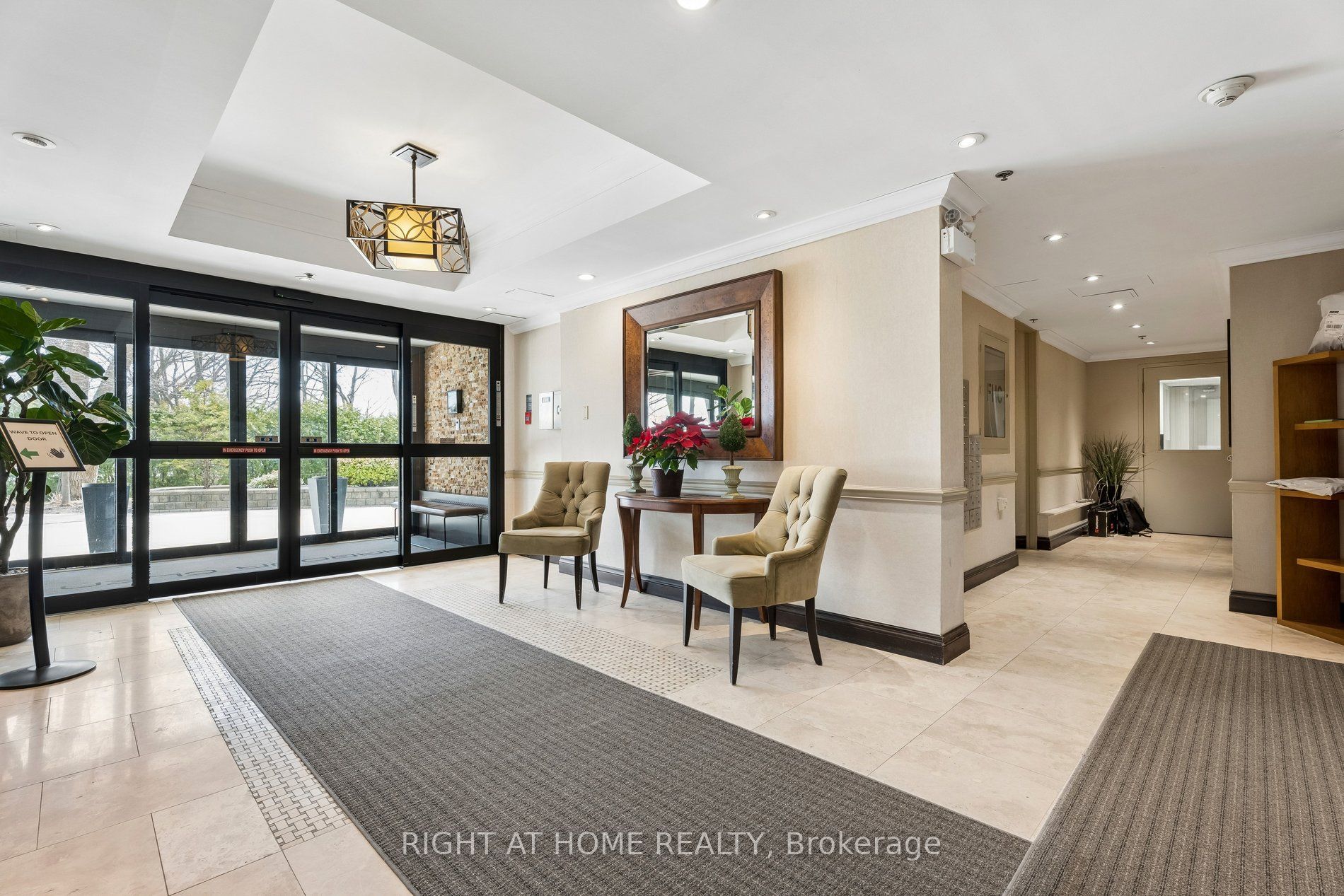 212 Kerr Street 207, Oakville, ON L6K 3B1 photo 4