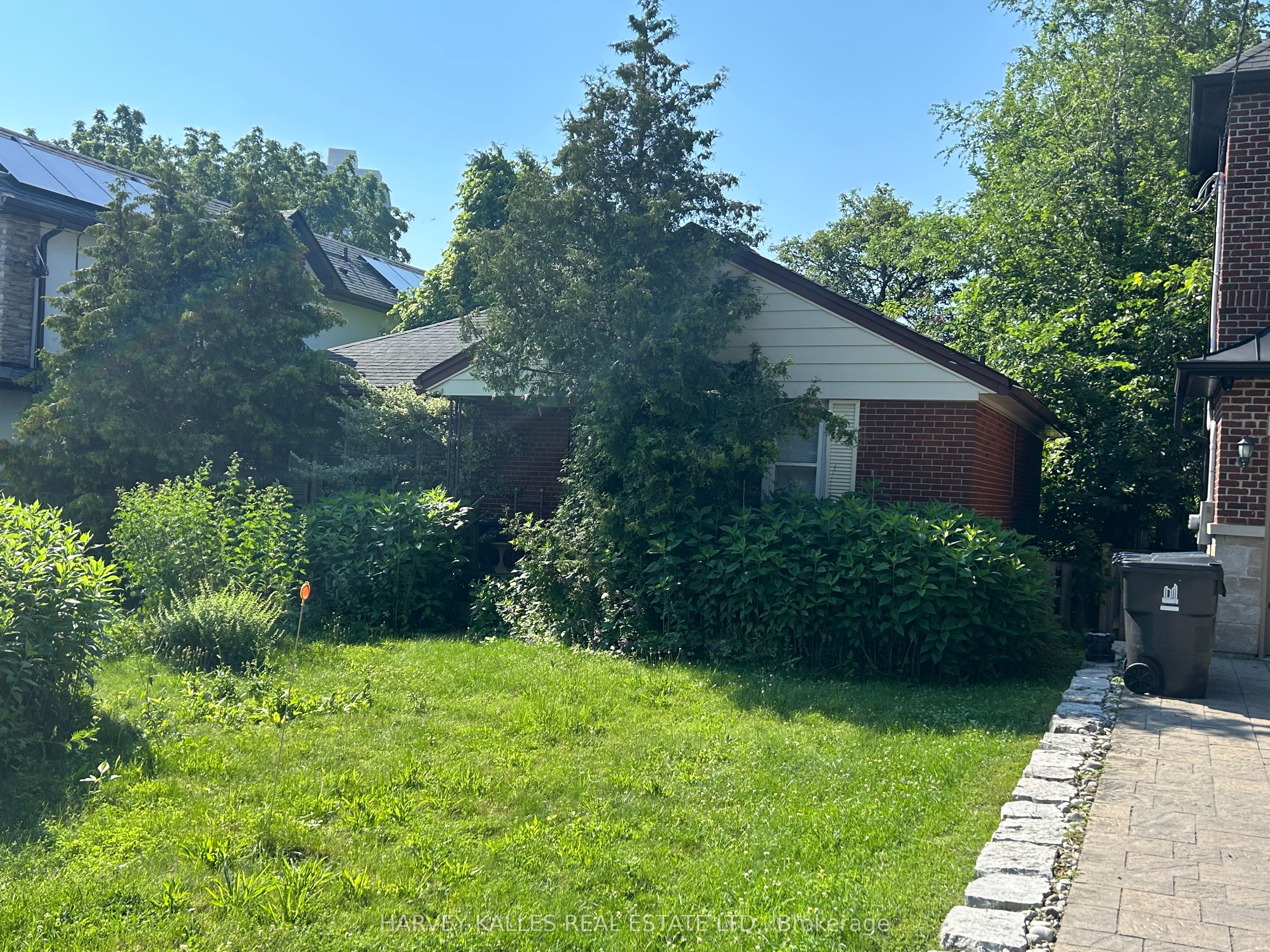 9 Downing Street, Toronto, ON M9B 1E9