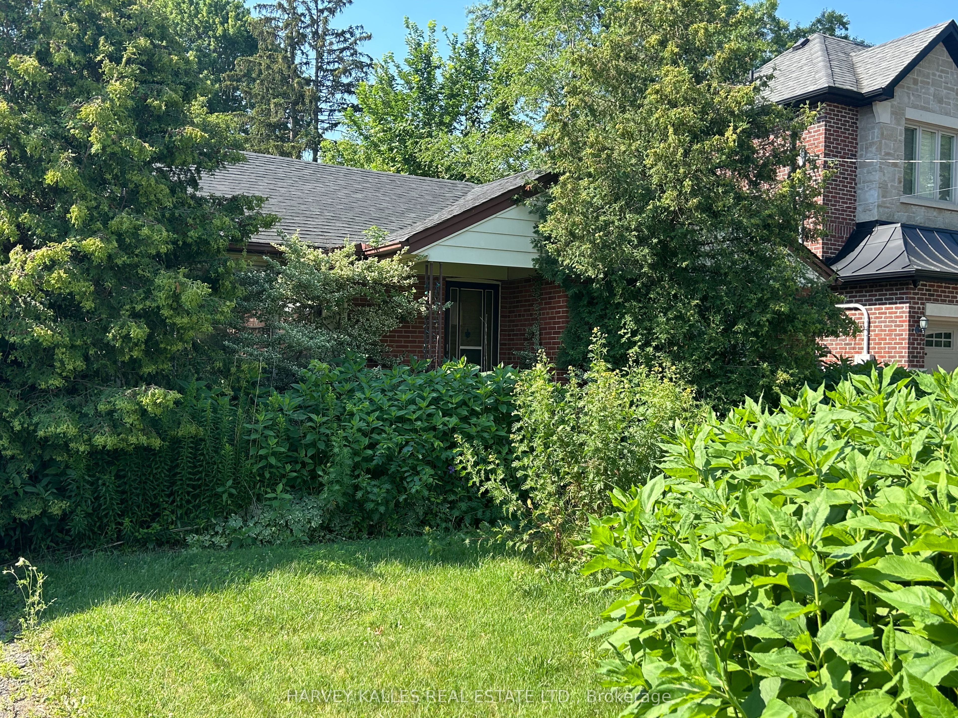 9 Downing Street, Toronto, ON M9B 1E9 photo 2