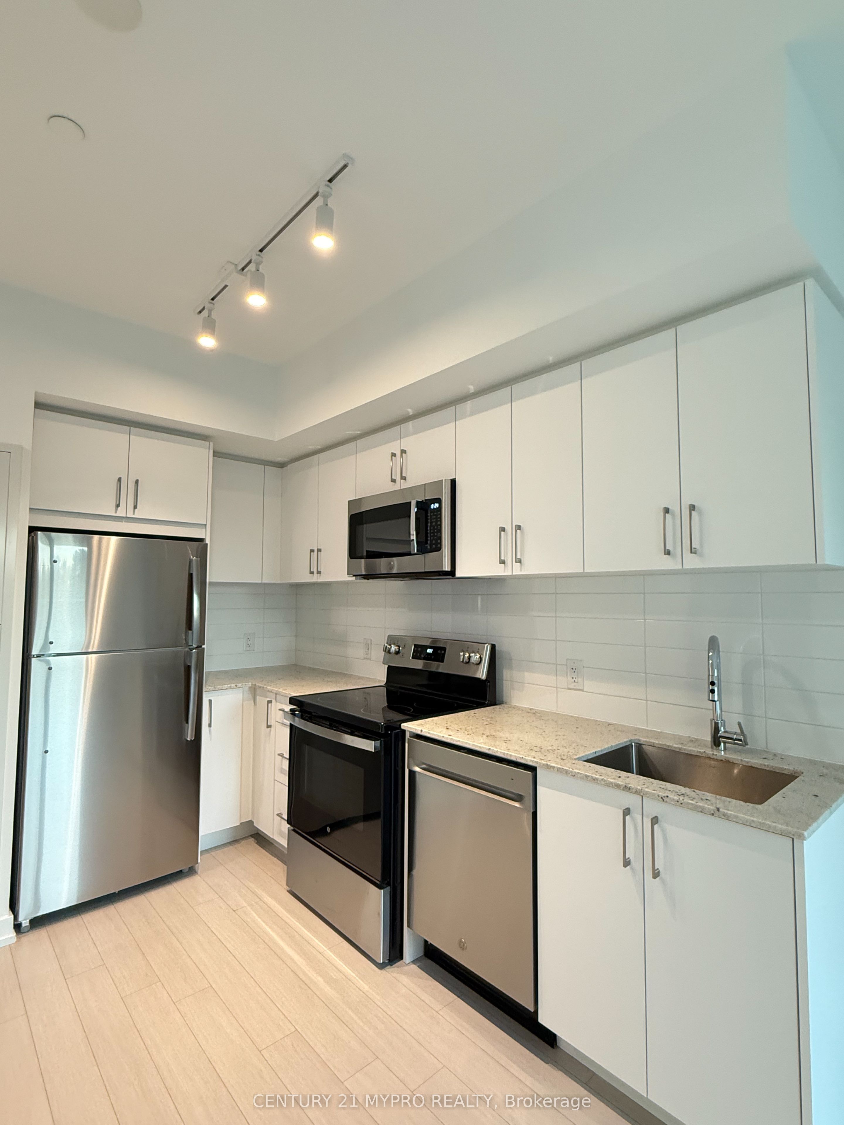4010 Eglinton Avenue W 409, Toronto, ON M9A 4M2 photo 2