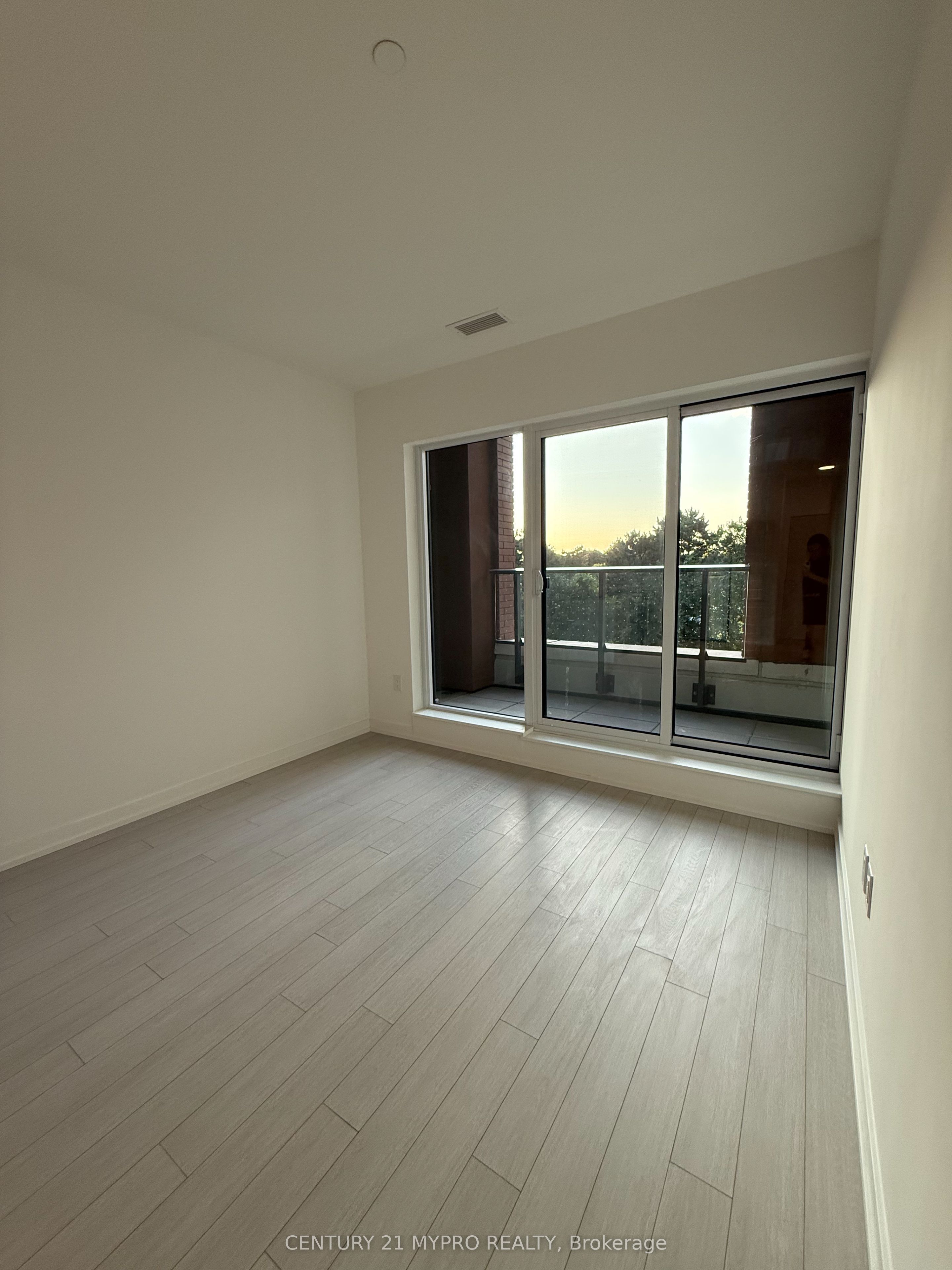 4010 Eglinton Avenue W 409, Toronto, ON M9A 4M2 photo 4