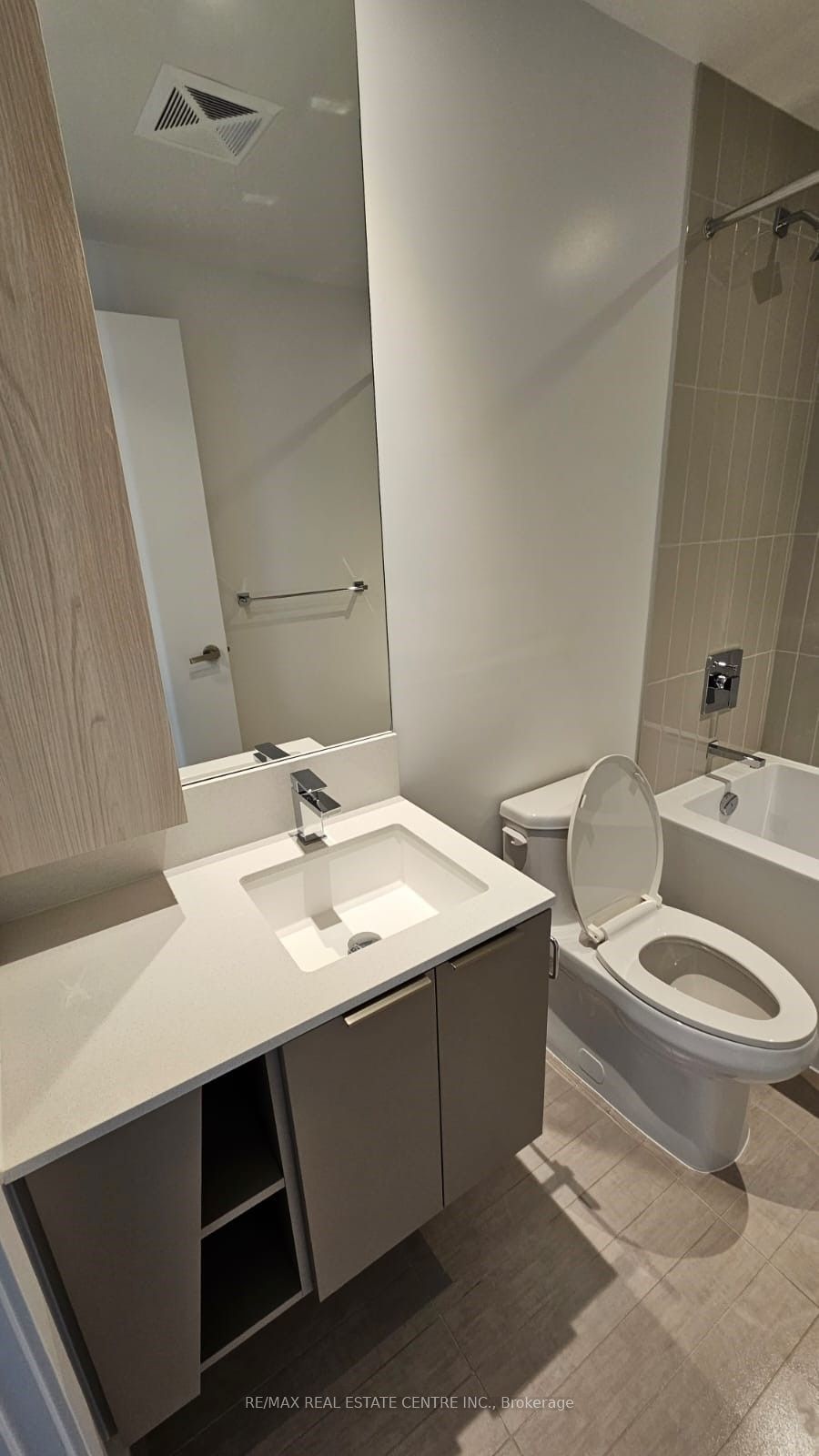 3900 Confederation Parkway 4709, Mississauga, ON L5B 0M3 photo 3