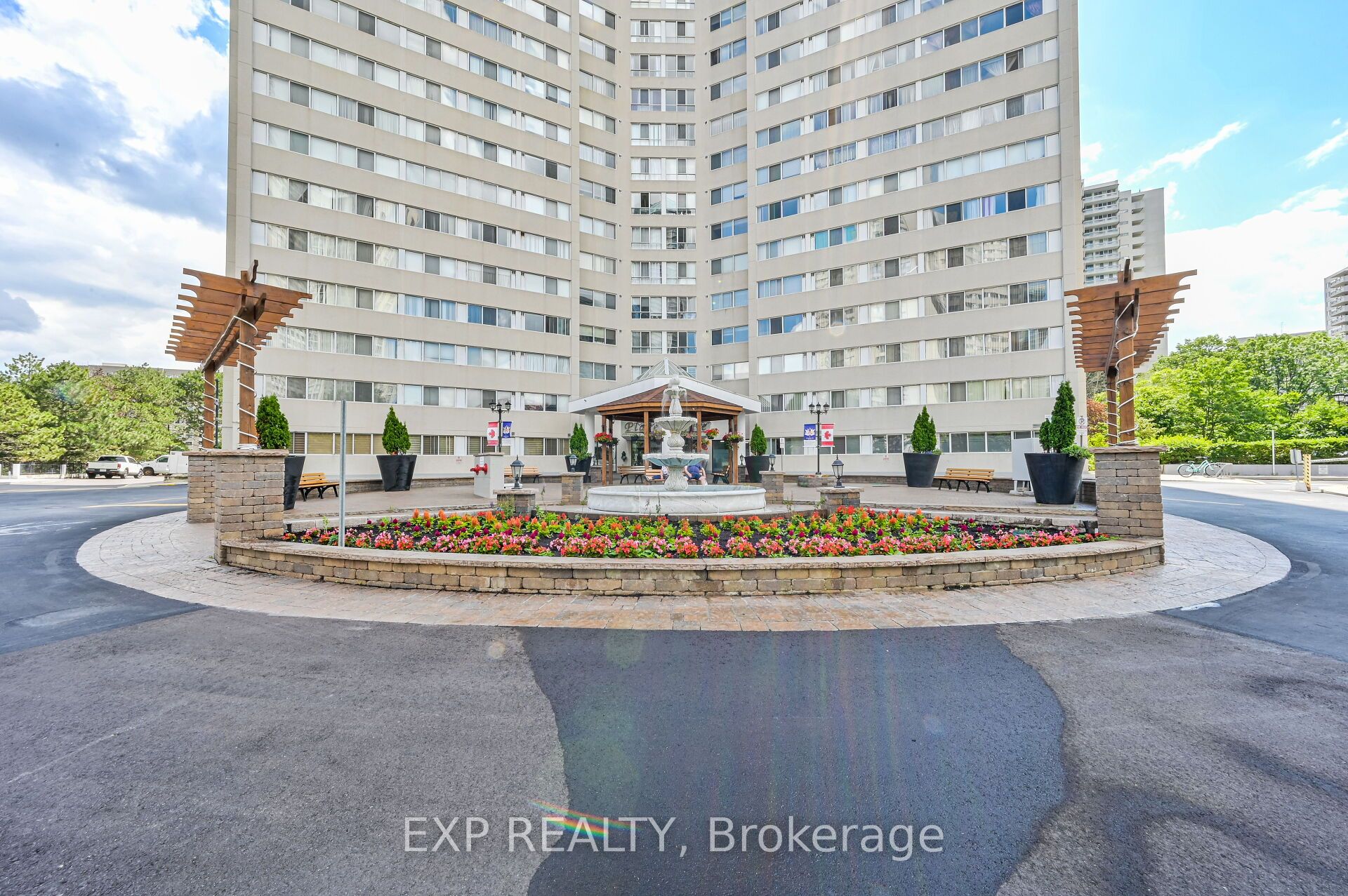3695 Kaneff Crescent 1404, Mississauga, ON L5A 4B6 photo 2