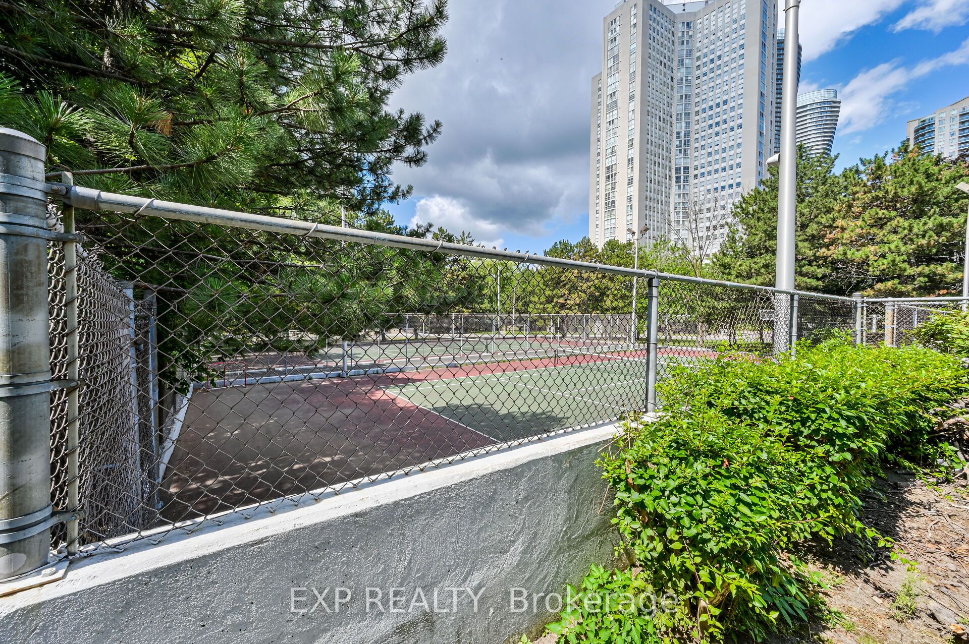 3695 Kaneff Crescent 1404, Mississauga, ON L5A 4B6 photo 5