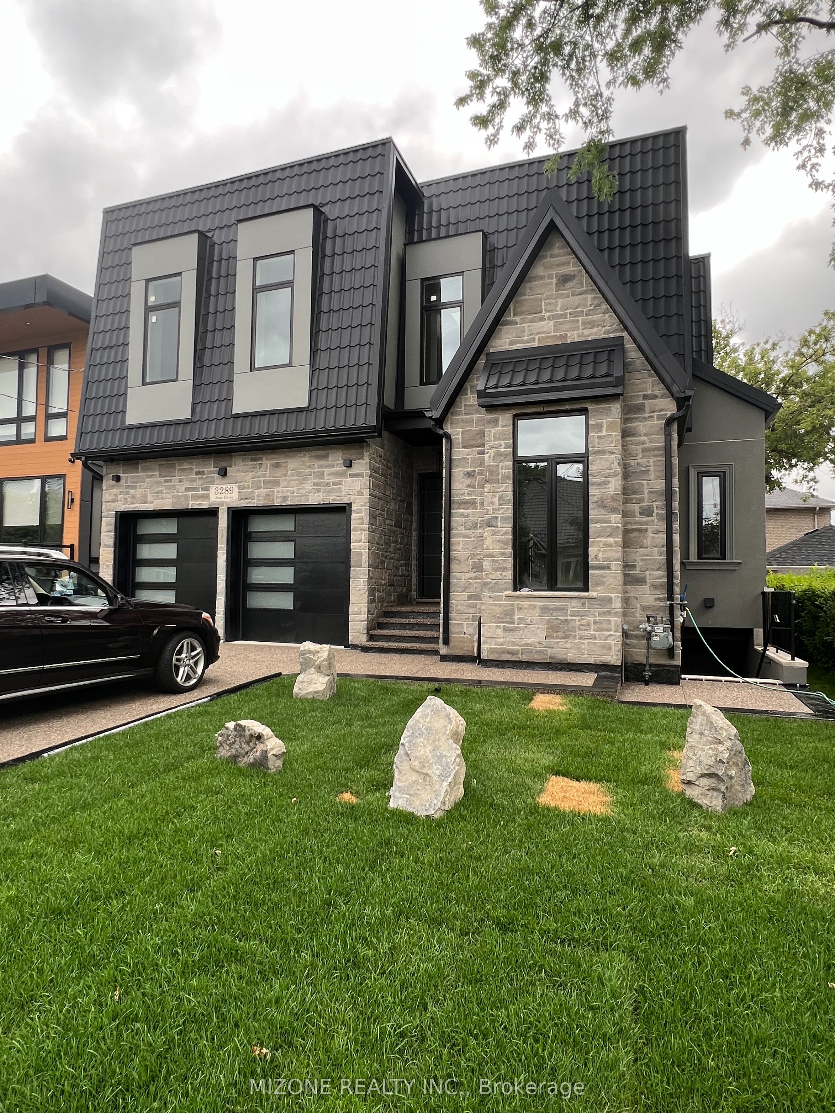 3289 Joan Drive, Mississauga, ON L5B 1T3