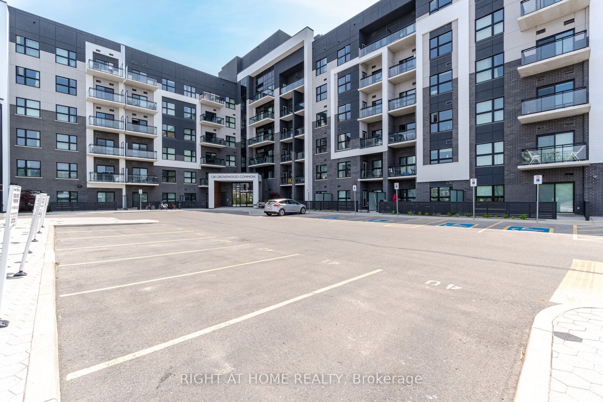 128 Grovewood Common 119, Oakville, ON L6H 0X3
