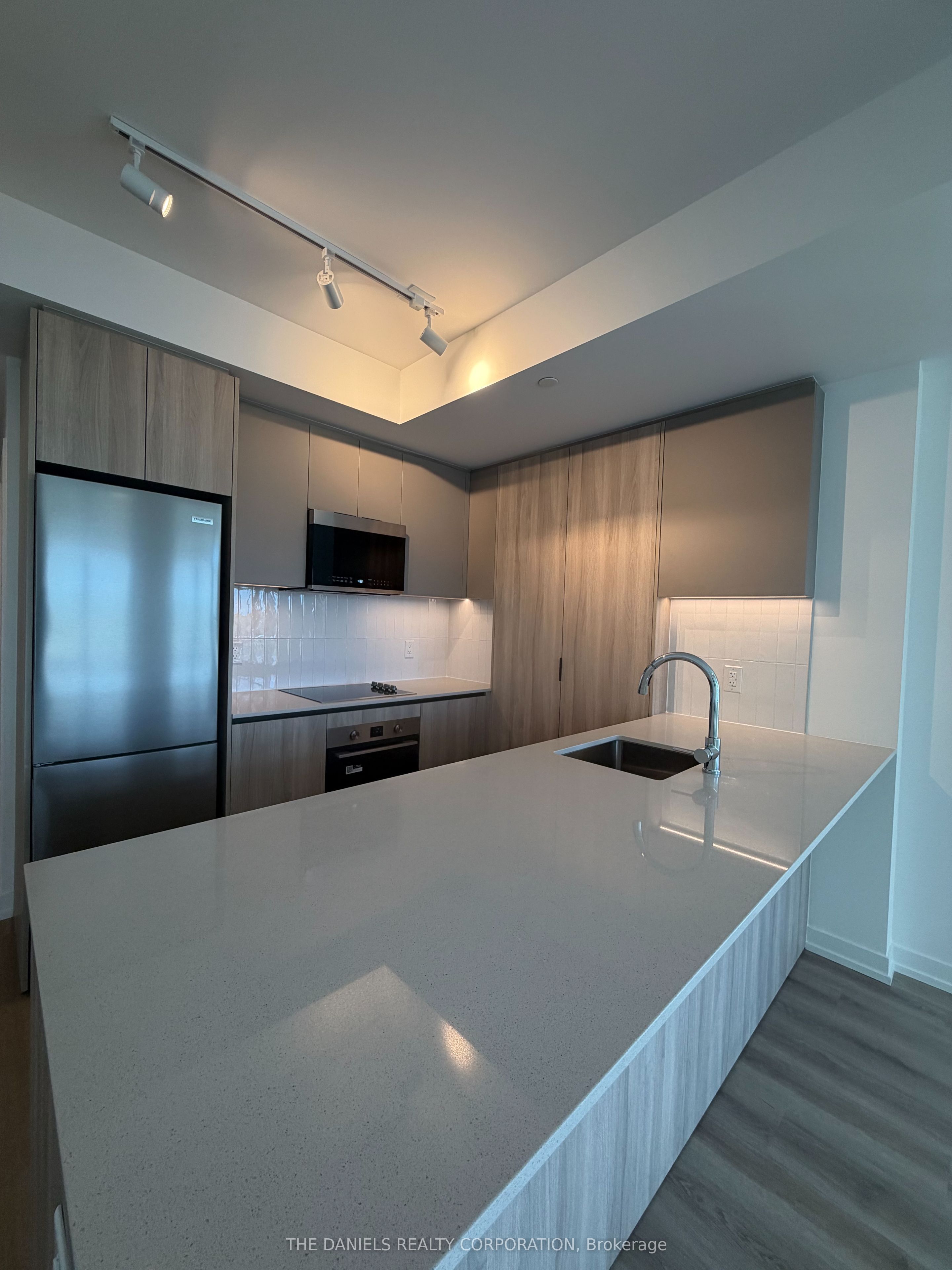 2485 Eglinton Avenue W 606, Mississauga, ON L5M 2T1 photo 2