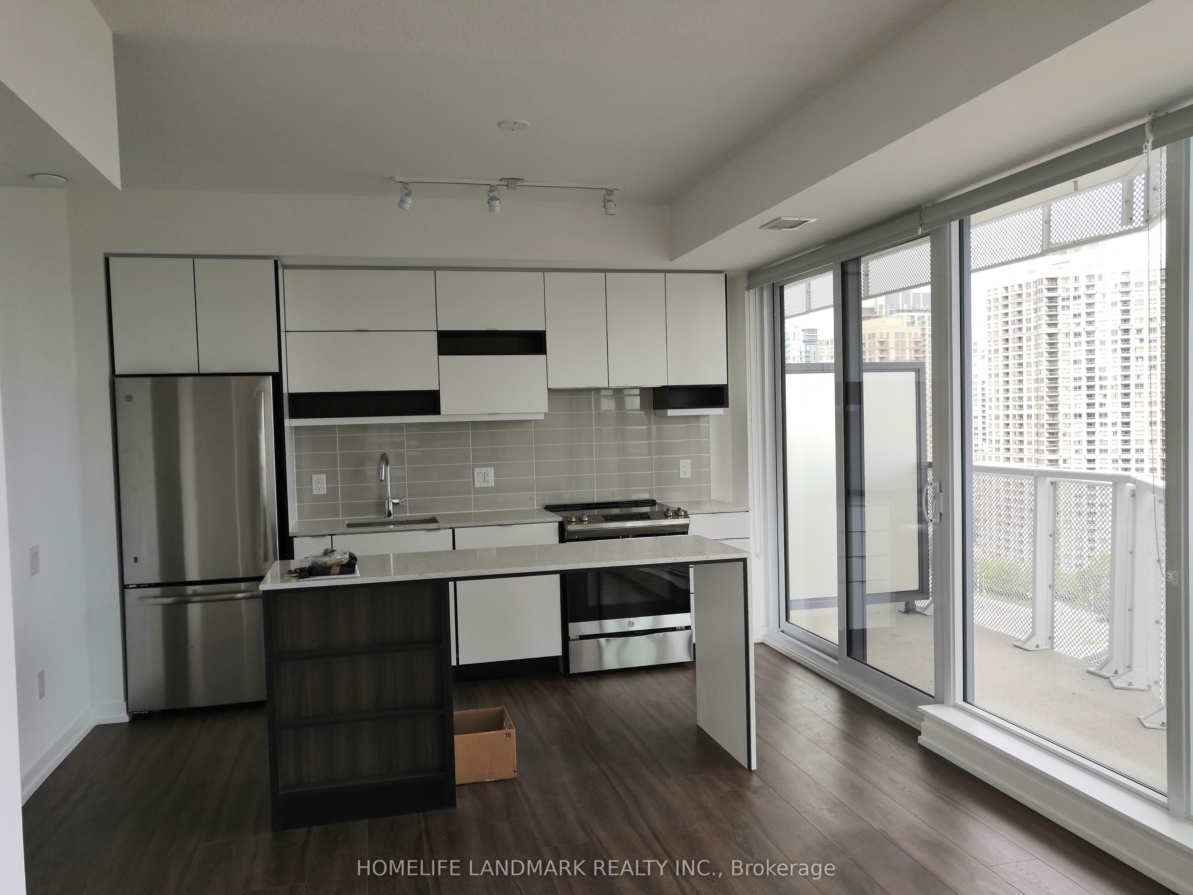 4065 Confederation Parkway 1810, Mississauga, ON L5B 0L4 photo 3