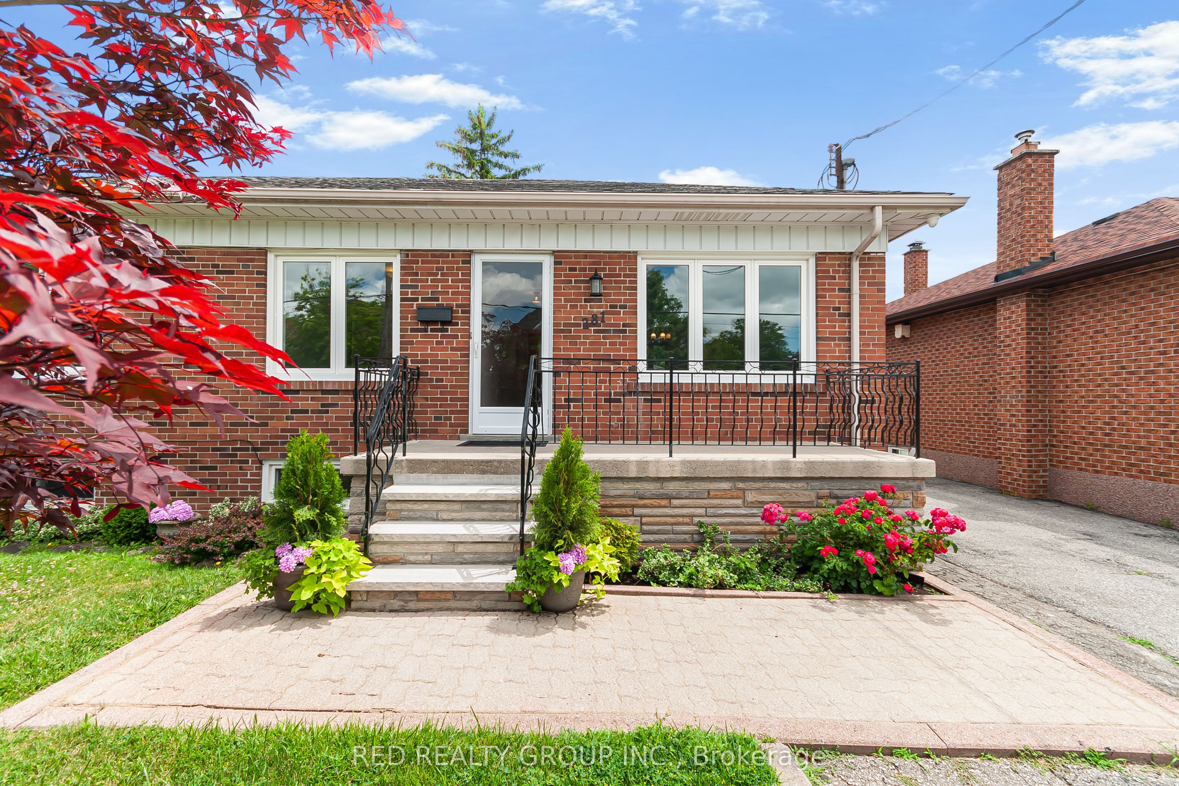 281 Falstaff Avenue, Toronto, ON M6L 2G4