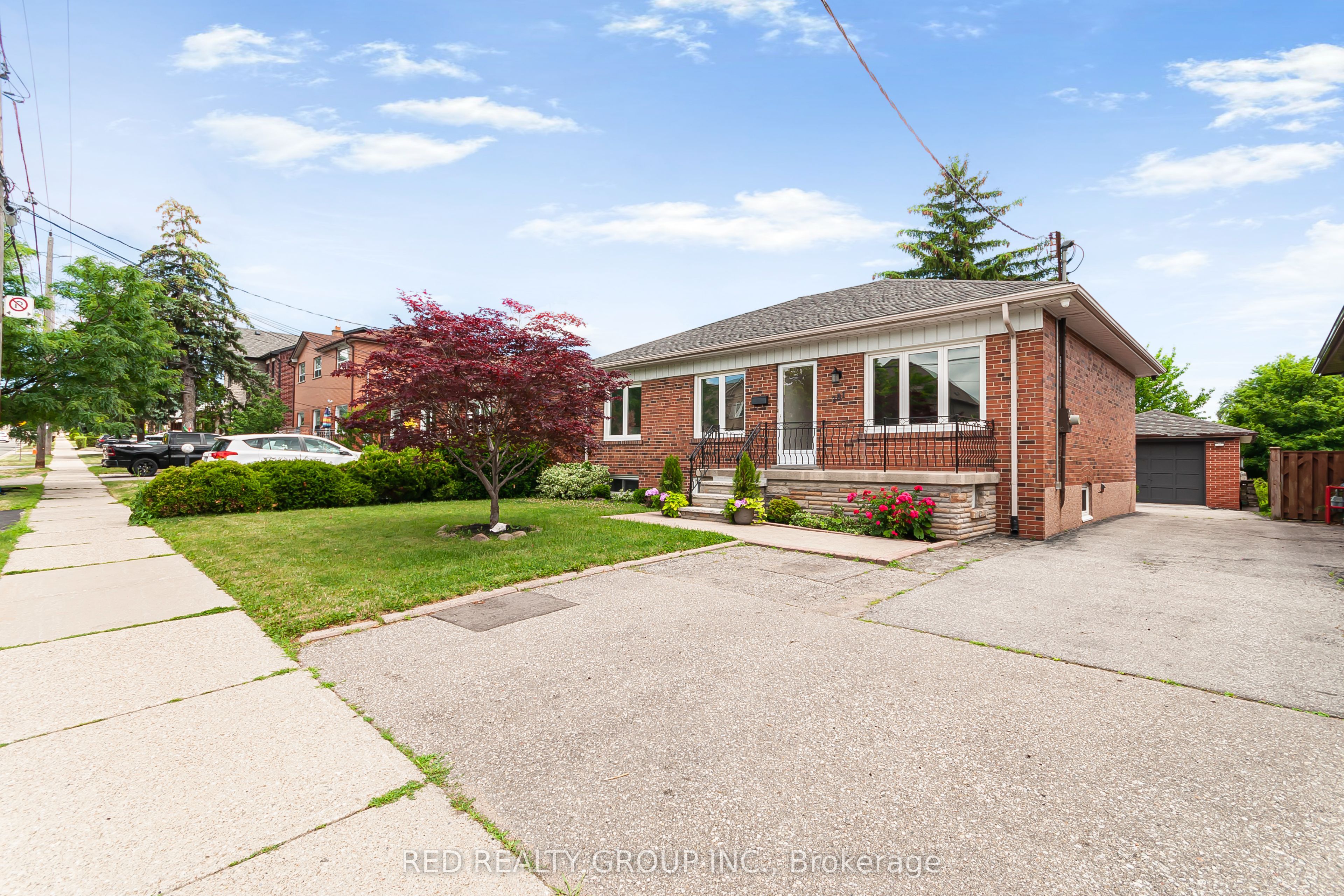 281 Falstaff Avenue, Toronto, ON M6L 2G4 photo 2