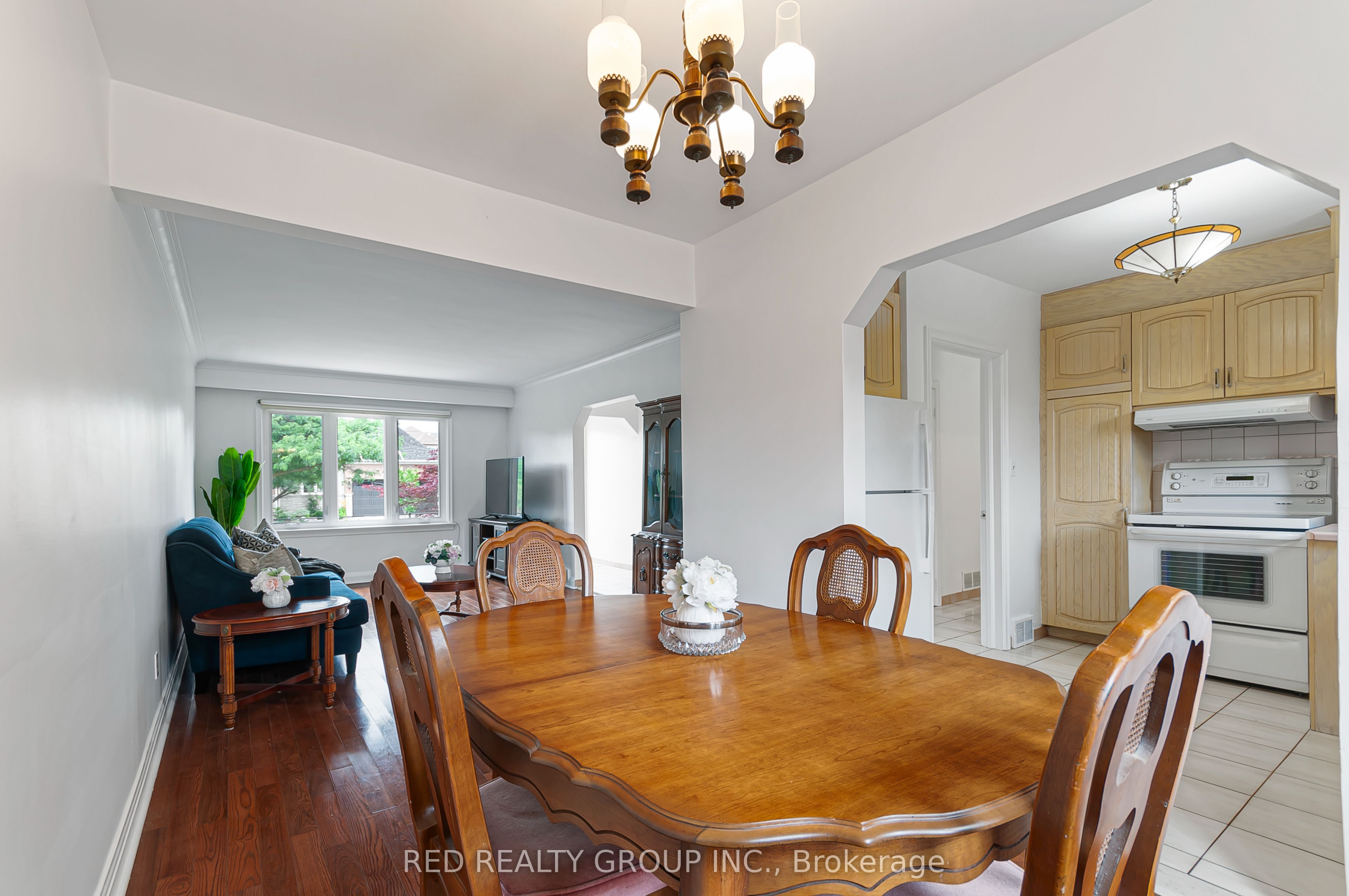 281 Falstaff Avenue, Toronto, ON M6L 2G4 photo 5