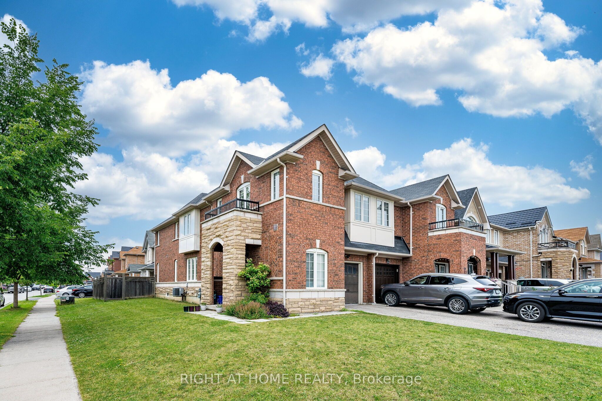 33 Drexel Road, Brampton, ON L6P 3S4 photo 2