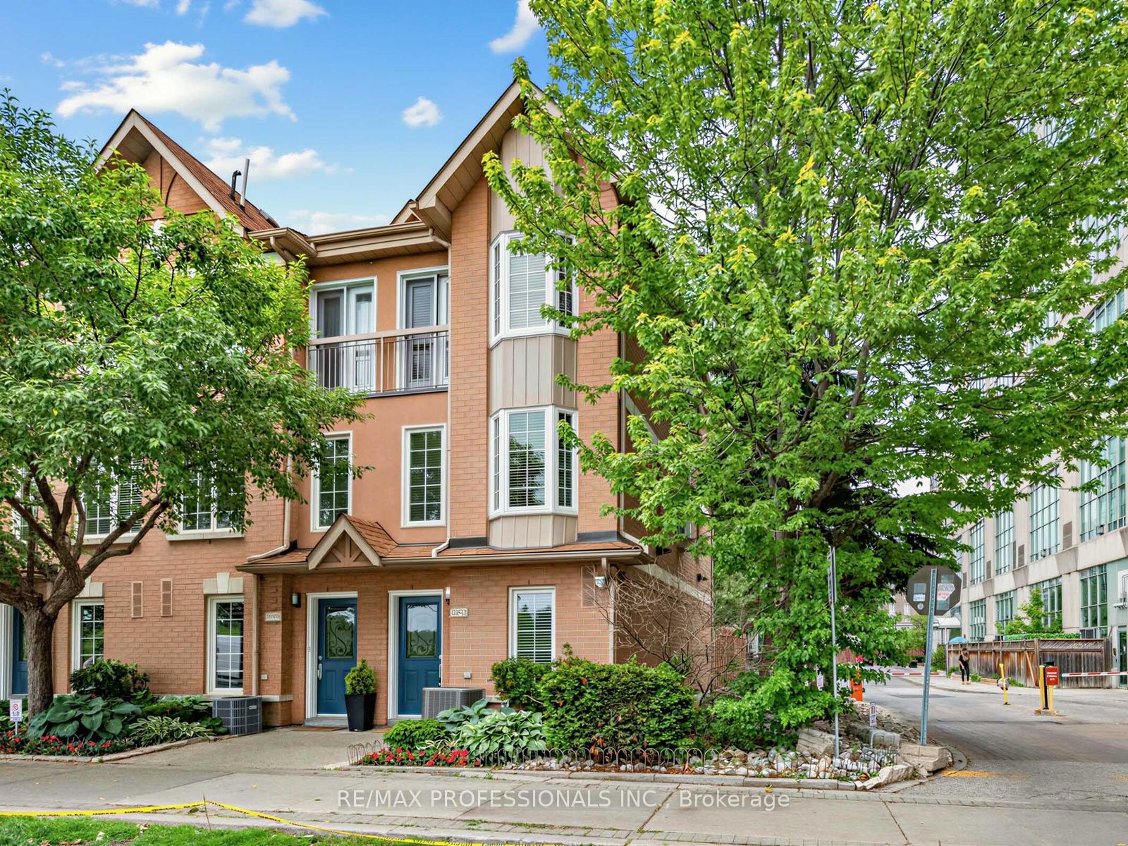 220 Manitoba Street 32, Toronto, ON M8Y 4G7 photo 2