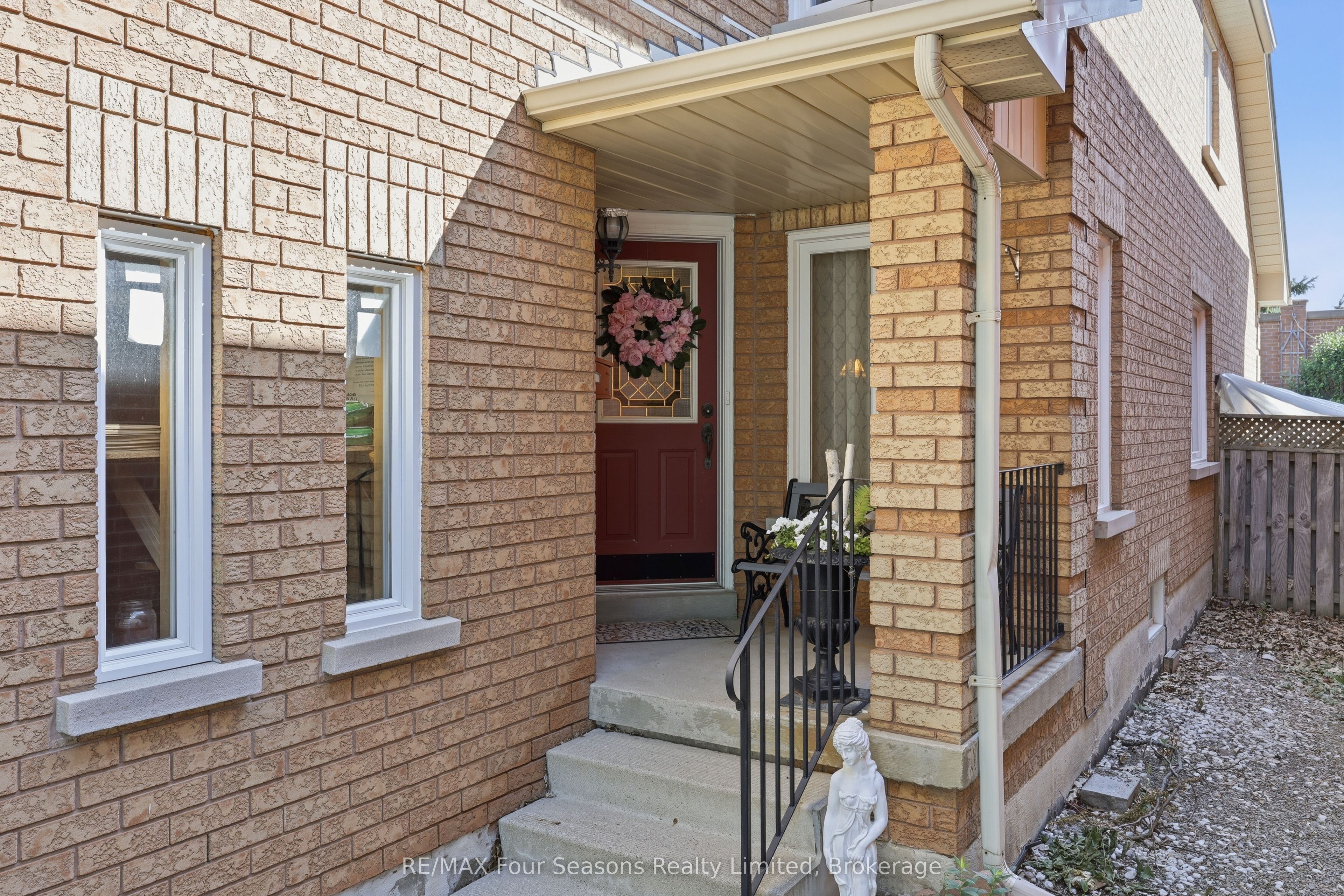 32 Faithknight Court, Brampton, ON L7A 1H9 photo 4