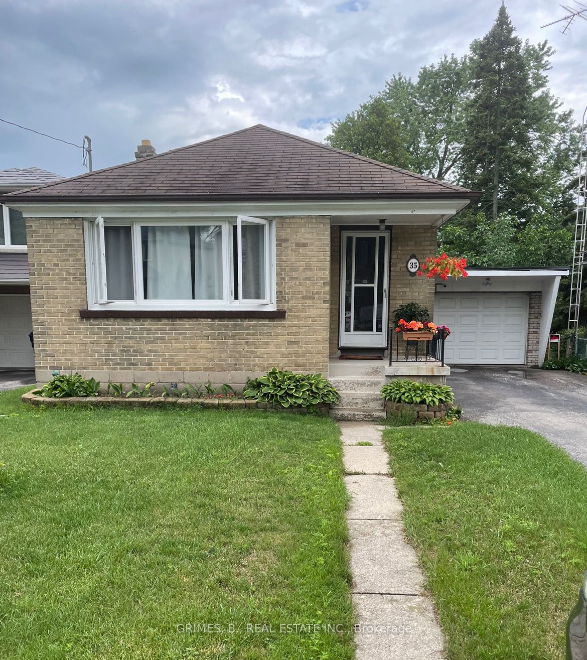 35 Enfield Avenue S, Toronto, ON M8W 1T6