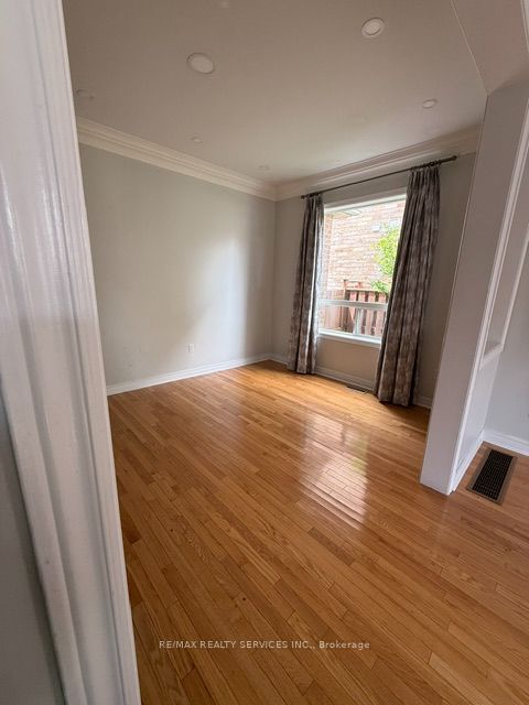 27 Village Lake Crescent, Brampton, ON L6S 6K2 photo 2