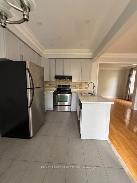 27 Village Lake Crescent, Brampton, ON L6S 6K2 photo 5