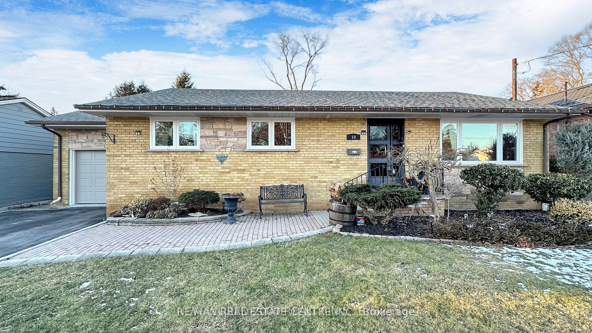 10 Suburban Drive W, Mississauga, ON L5N 1G5 photo 2
