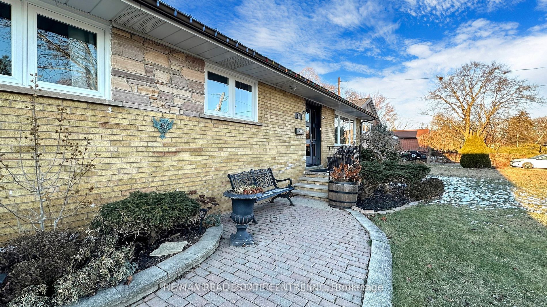 10 Suburban Drive W, Mississauga, ON L5N 1G5 photo 3