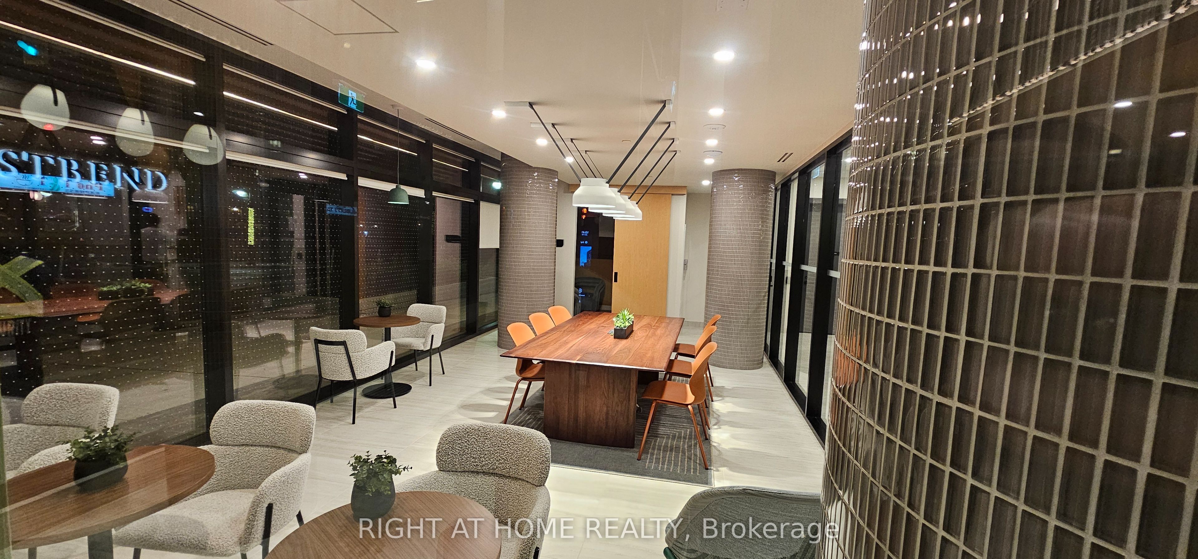 1660 Bloor Street W 418, Toronto, ON M6P 0C6 photo 3