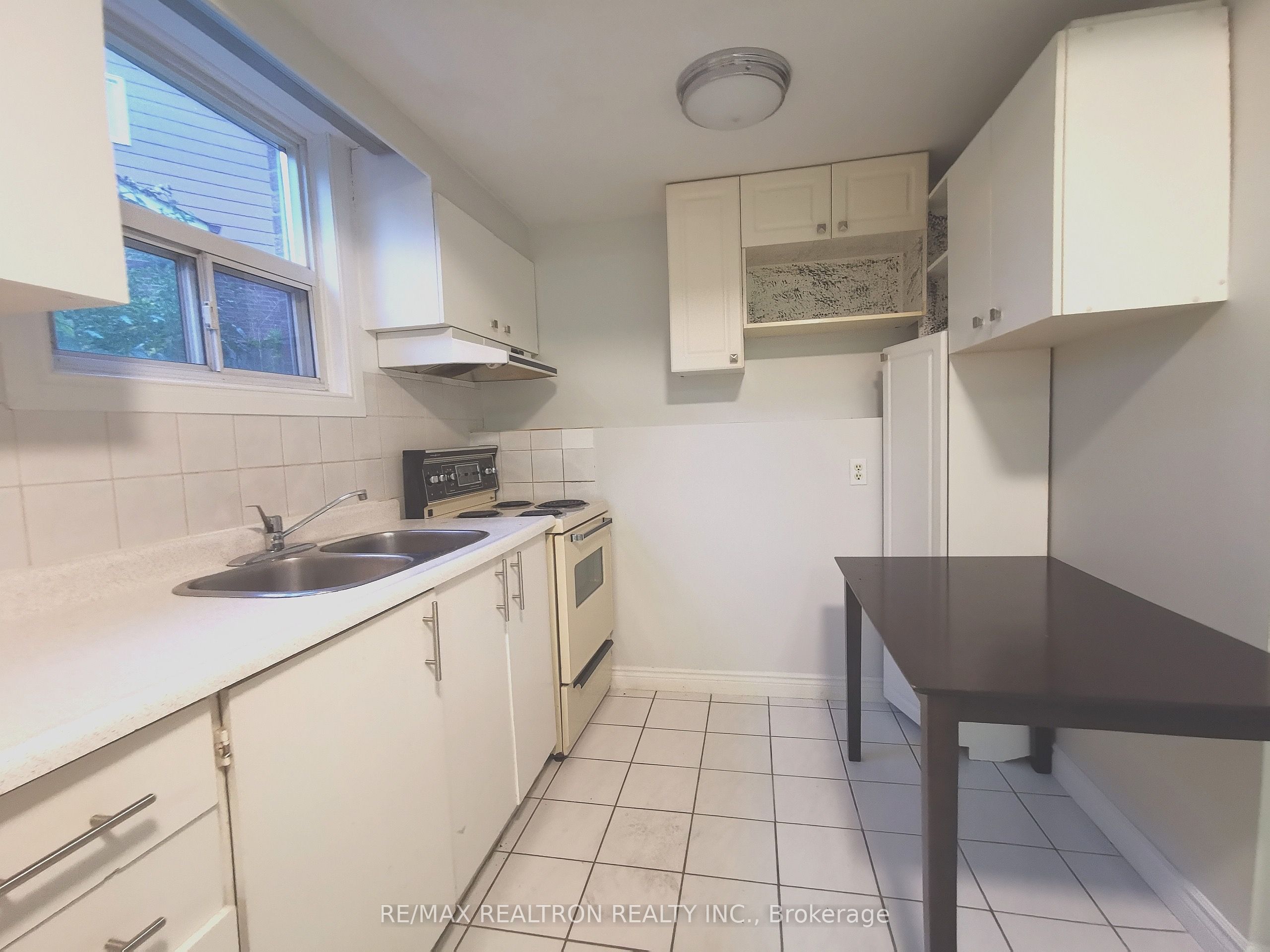 928 Knollwood Court Lower level, Mississauga, ON L5C 3L9 photo 3