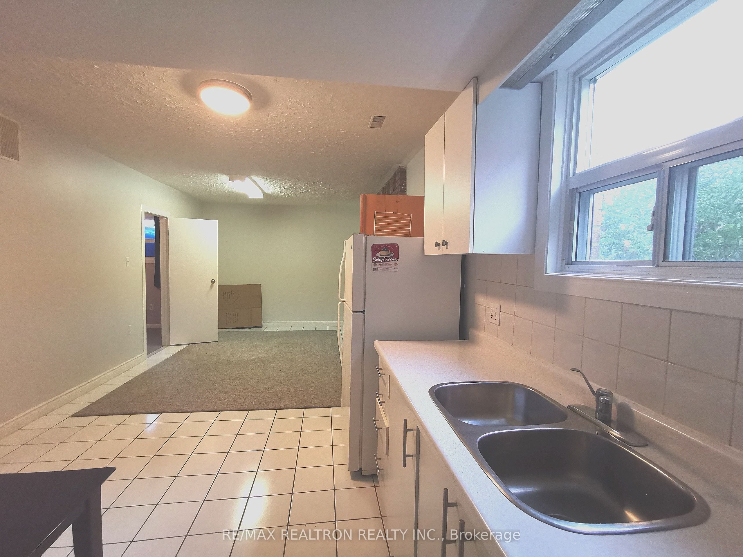 928 Knollwood Court Lower level, Mississauga, ON L5C 3L9 photo 4