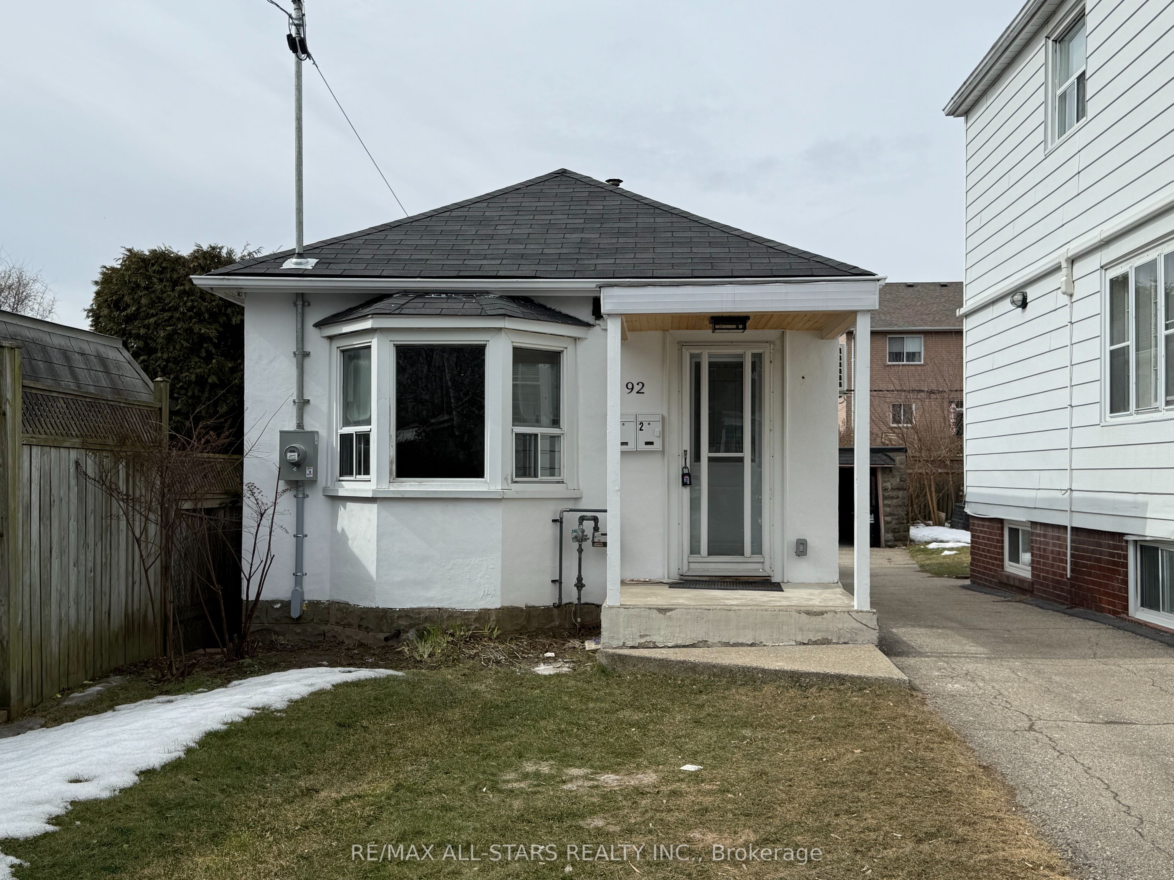 92 Thirty Ninth Street 2, Toronto, ON M8W 3M7