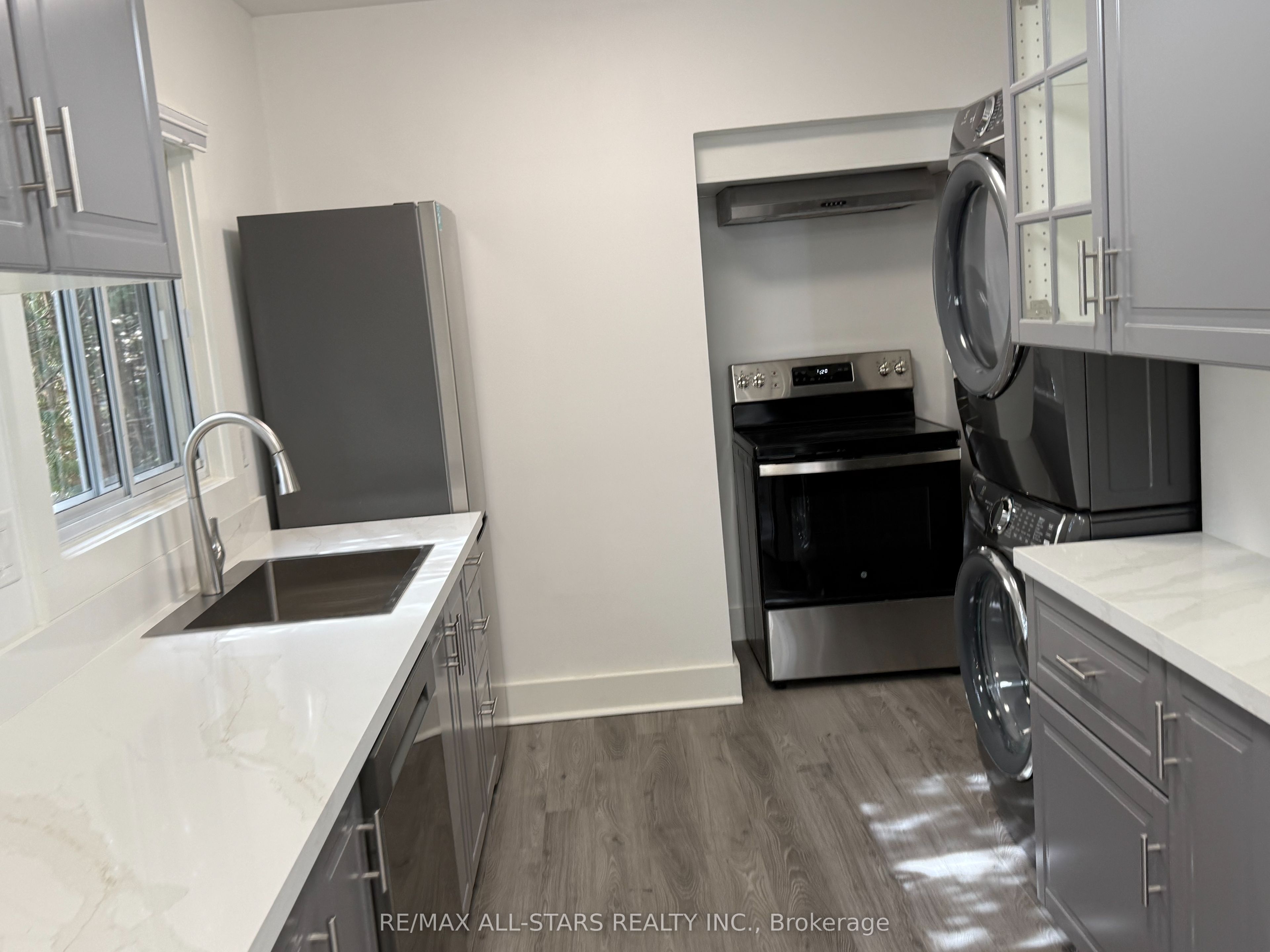 92 Thirty Ninth Street 2, Toronto, ON M8W 3M7 photo 5