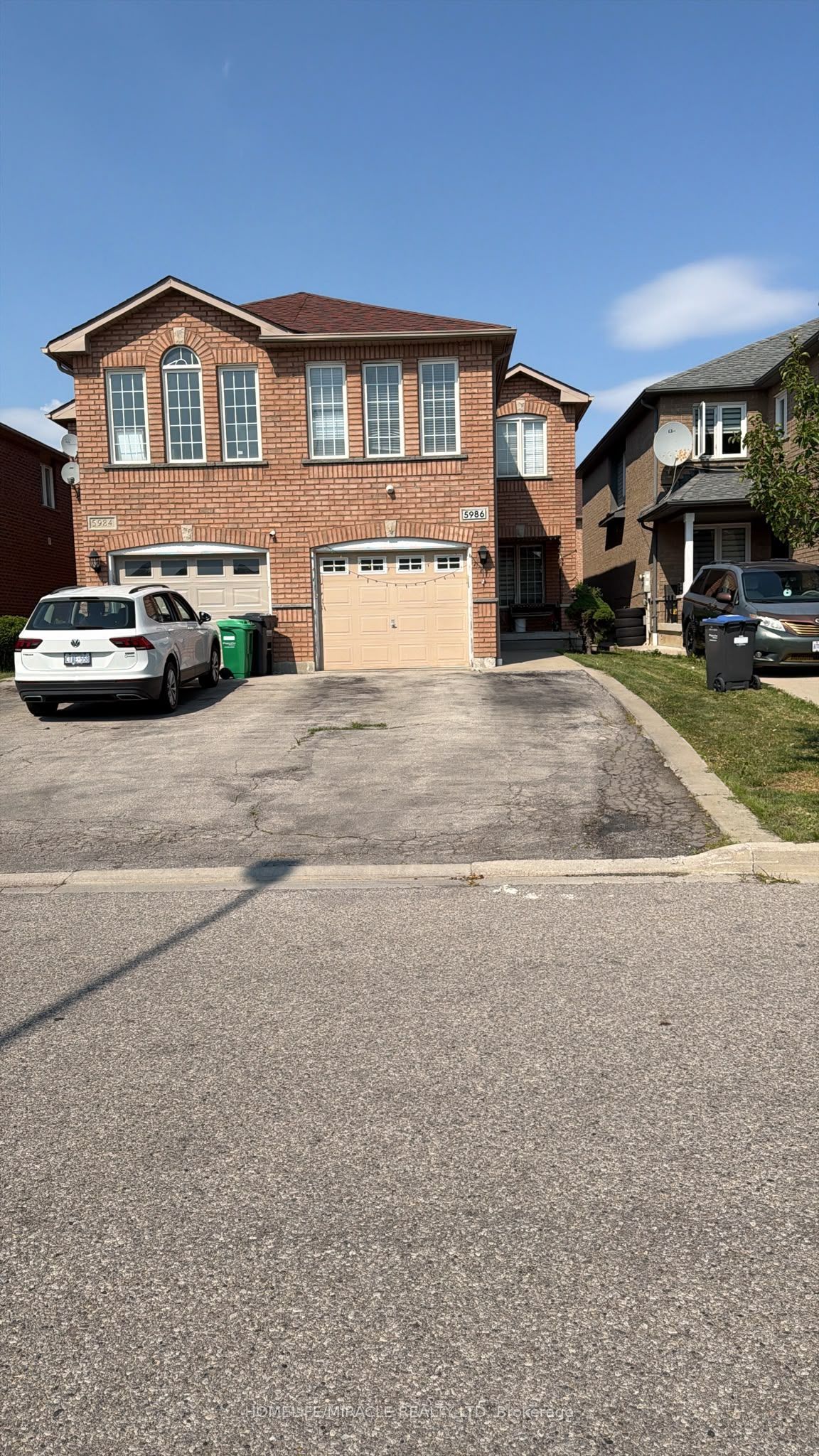 5986 Gant Crescent, Mississauga, ON L5V 2T6 photo 2