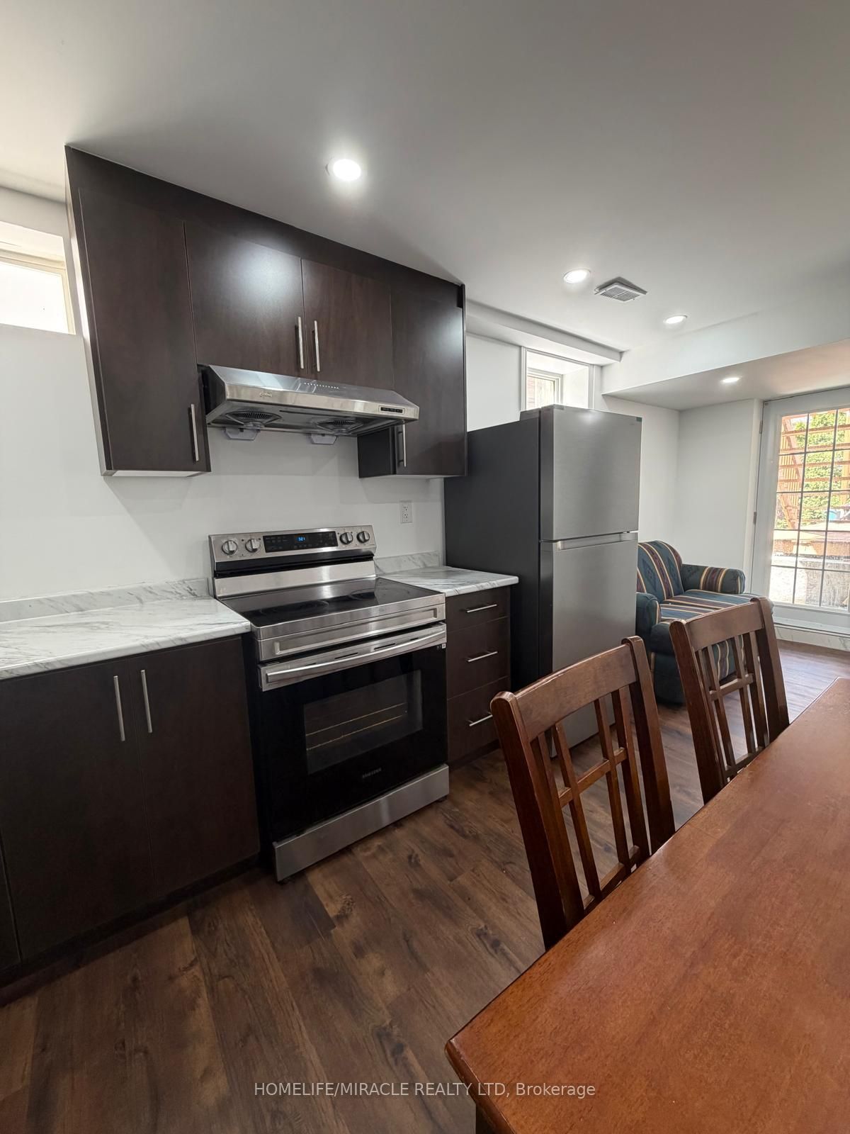 28 Meadowglen Boulevard, Halton Hills, ON L7G 0B7 photo 2
