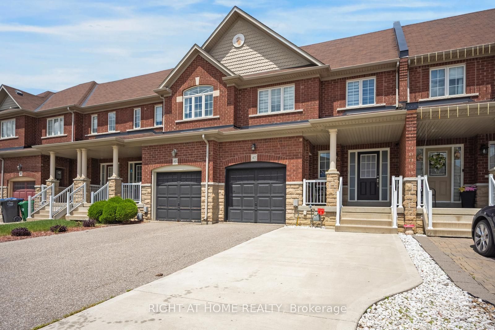 47 Oklahoma Drive, Brampton, ON L6P 3J7 photo 2
