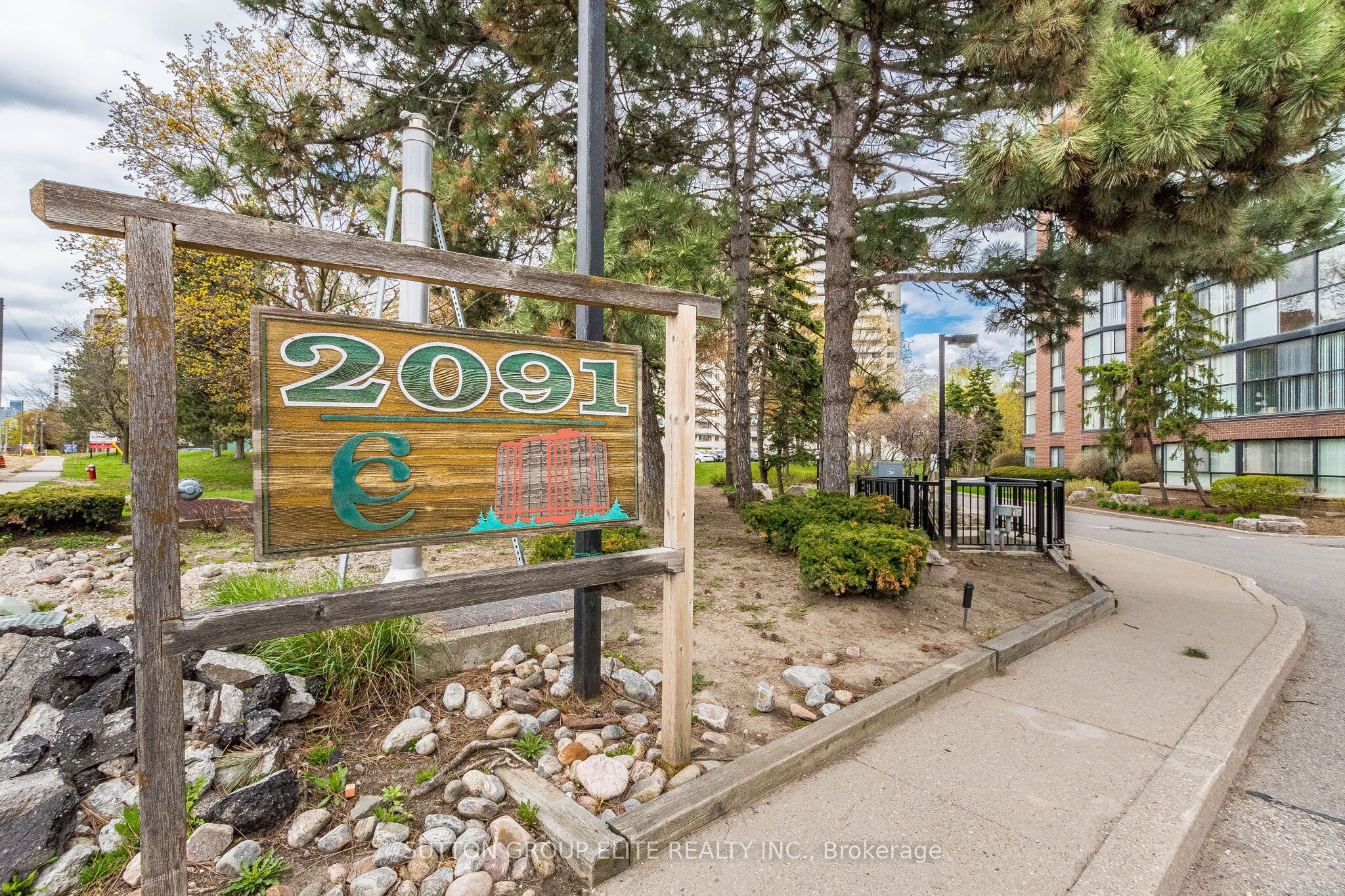 2091 Hurontario Street 307, Mississauga, ON L5A 4E6 photo 2