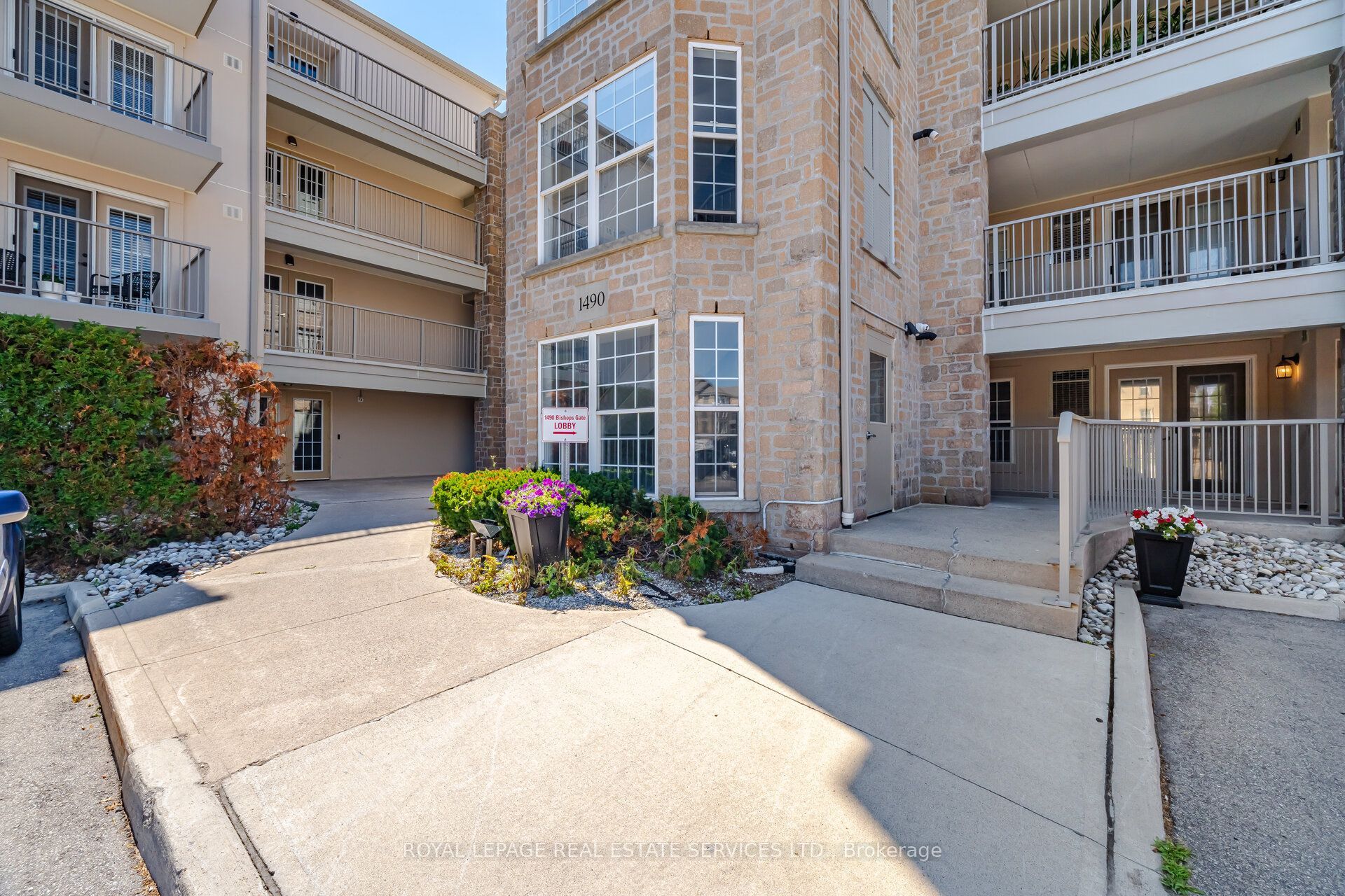 1490 Bishops Gate 209, Oakville, ON L6M 4N3 photo 2