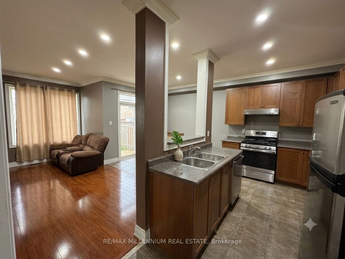 33 Nomad Crescent Upper, Brampton, ON L6Y 5N5 photo 2