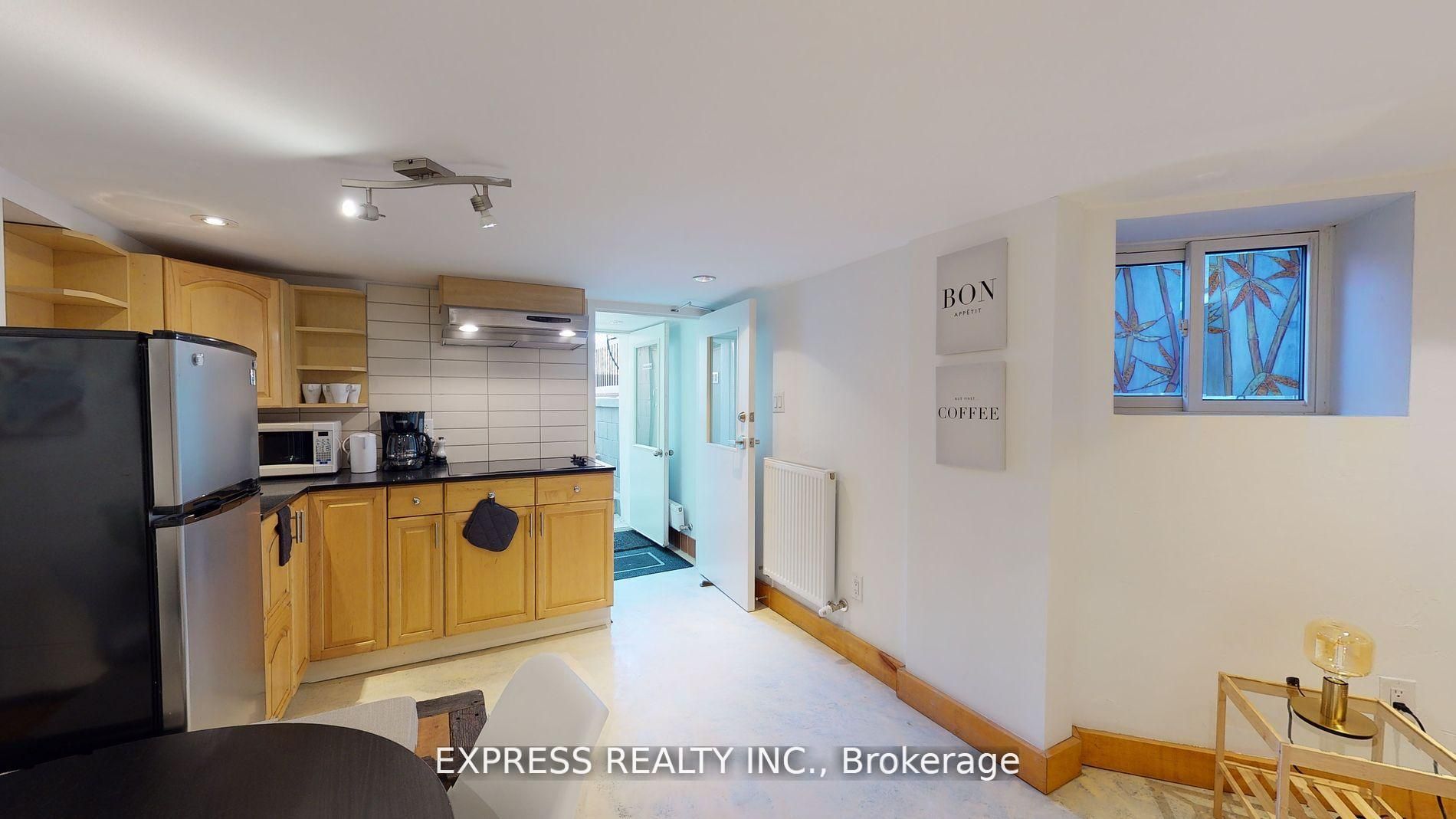 146 Blackthorn Avenue Lower, Toronto, ON M6N 3H8 photo 2
