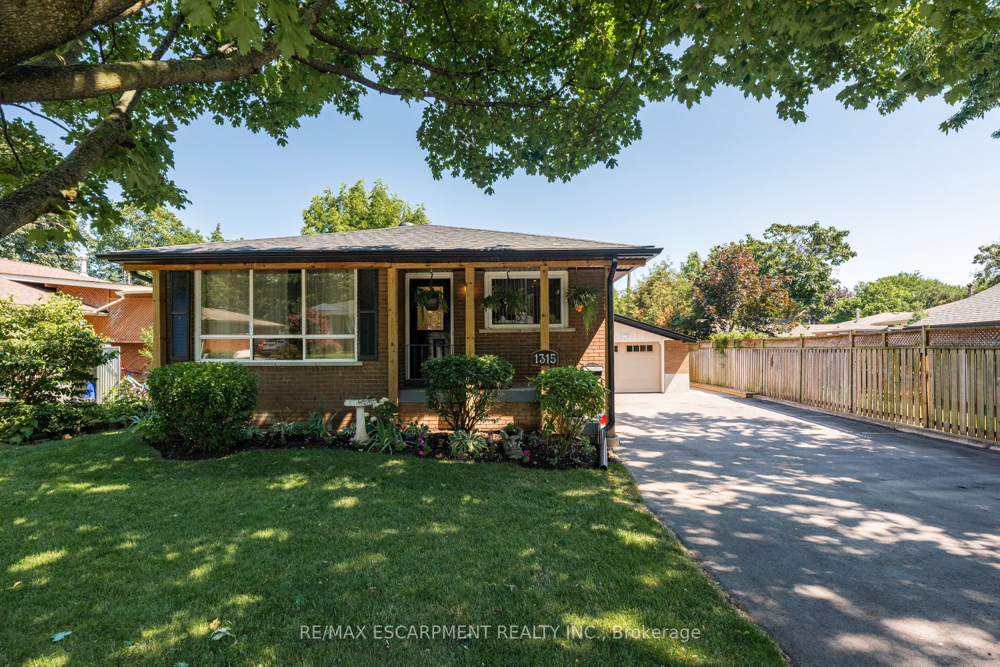 1315 Rosemary Crescent, Burlington, ON L7P 2P3 photo 2