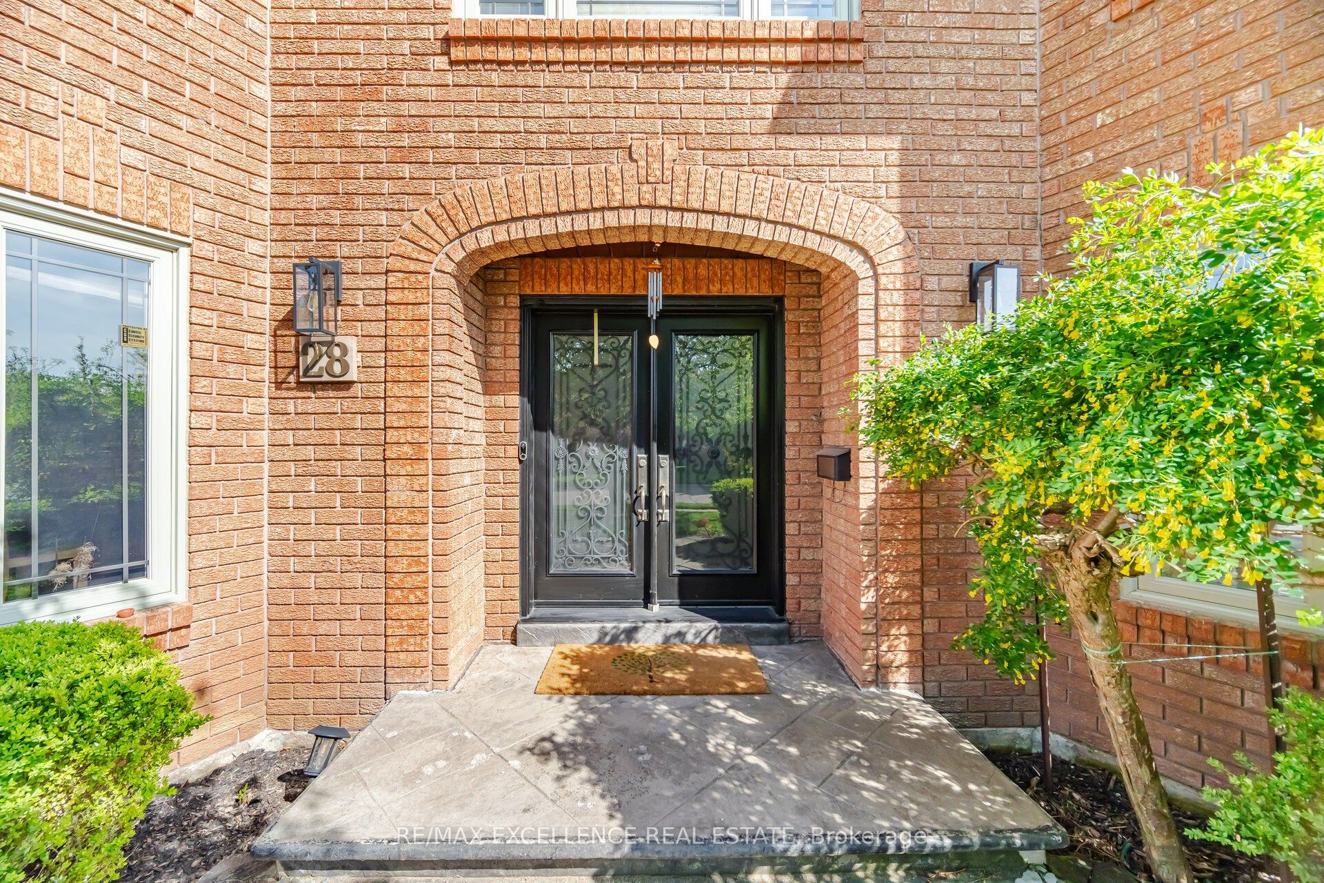 28 Ridelle Court, Brampton, ON L6Z 4M2 photo 3