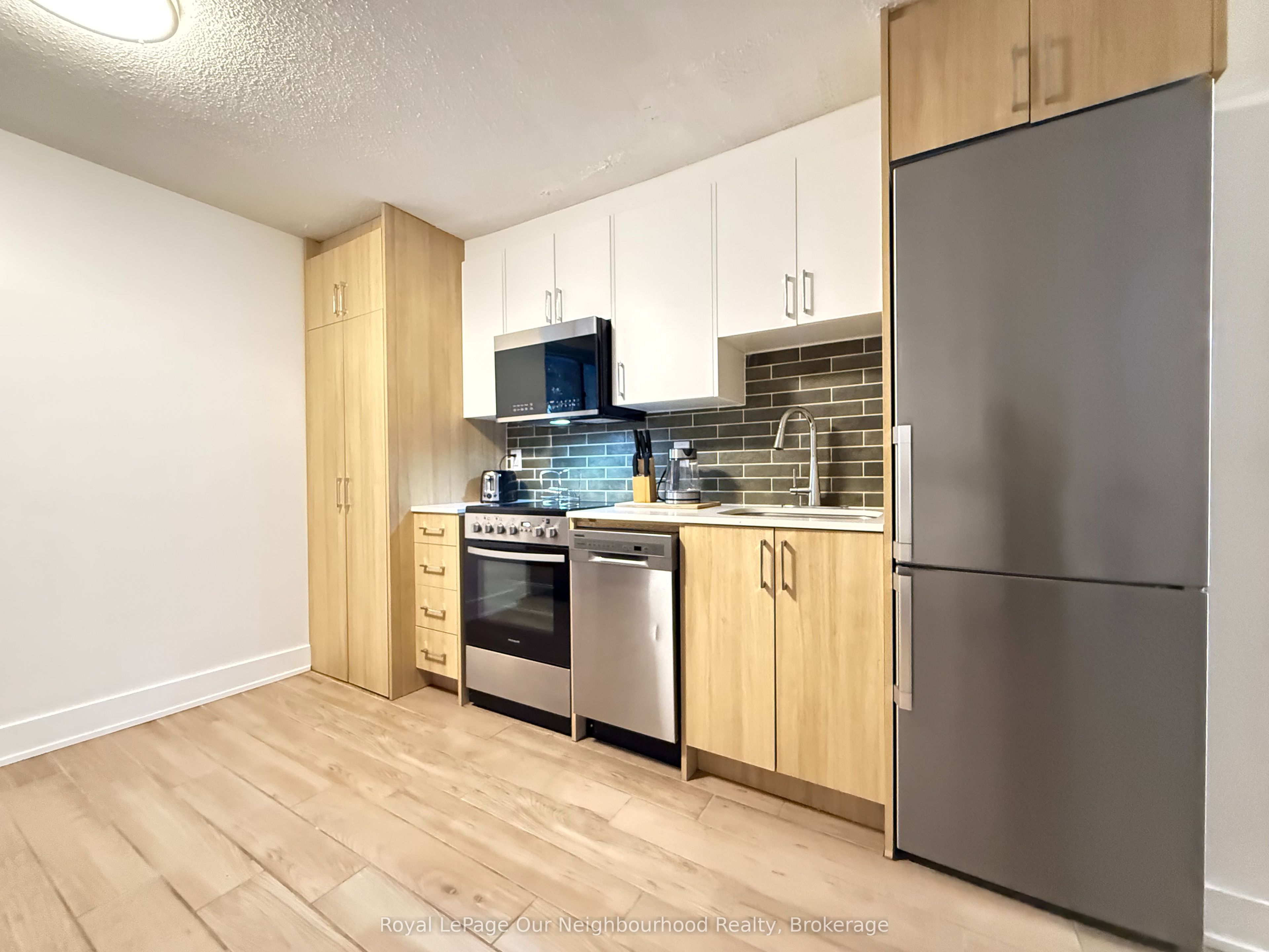160 Dowling Avenue 104, Toronto, ON M6K 3A6 photo 2