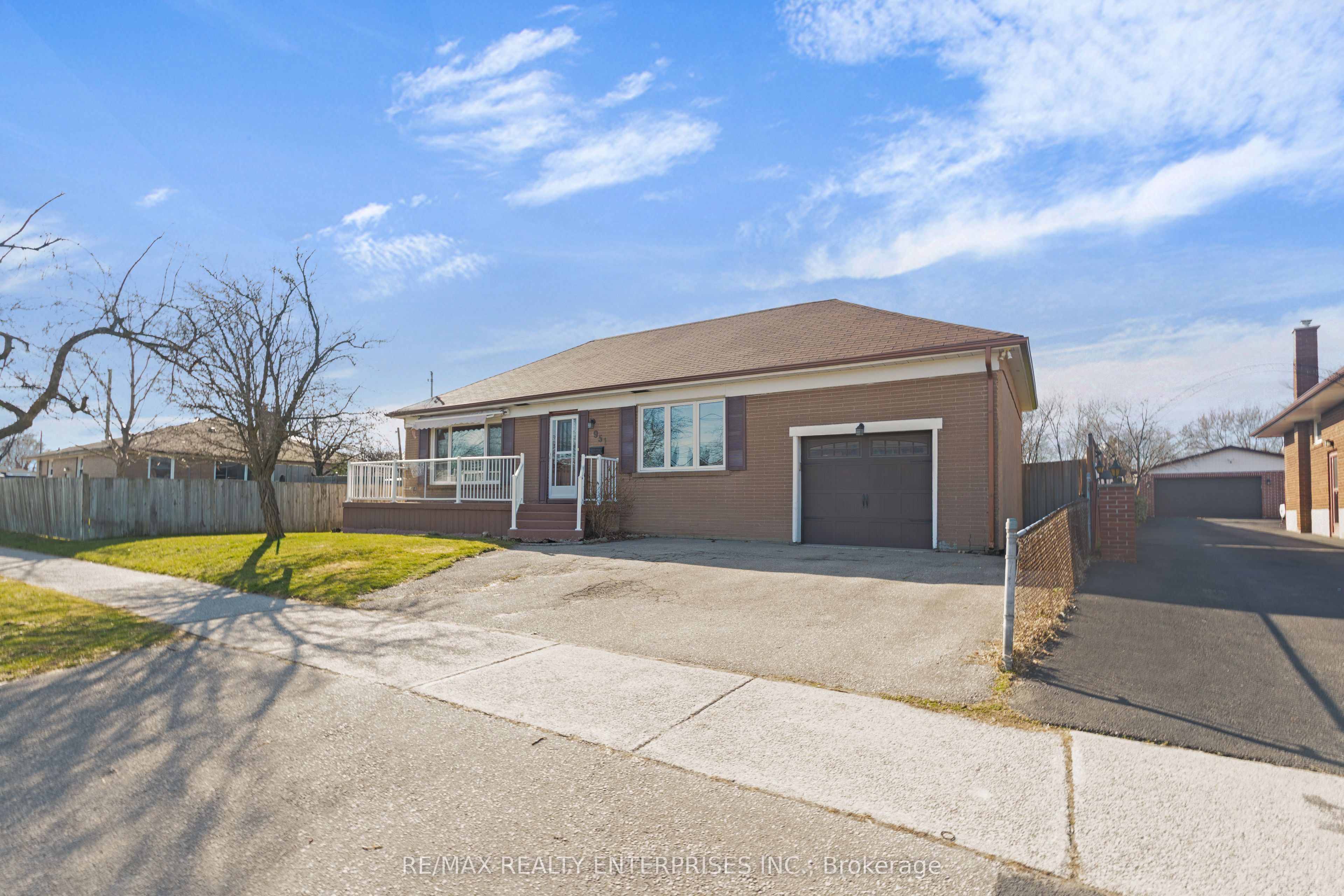 951 Atwater Avenue, Mississauga, ON L5E 1M4 photo 2