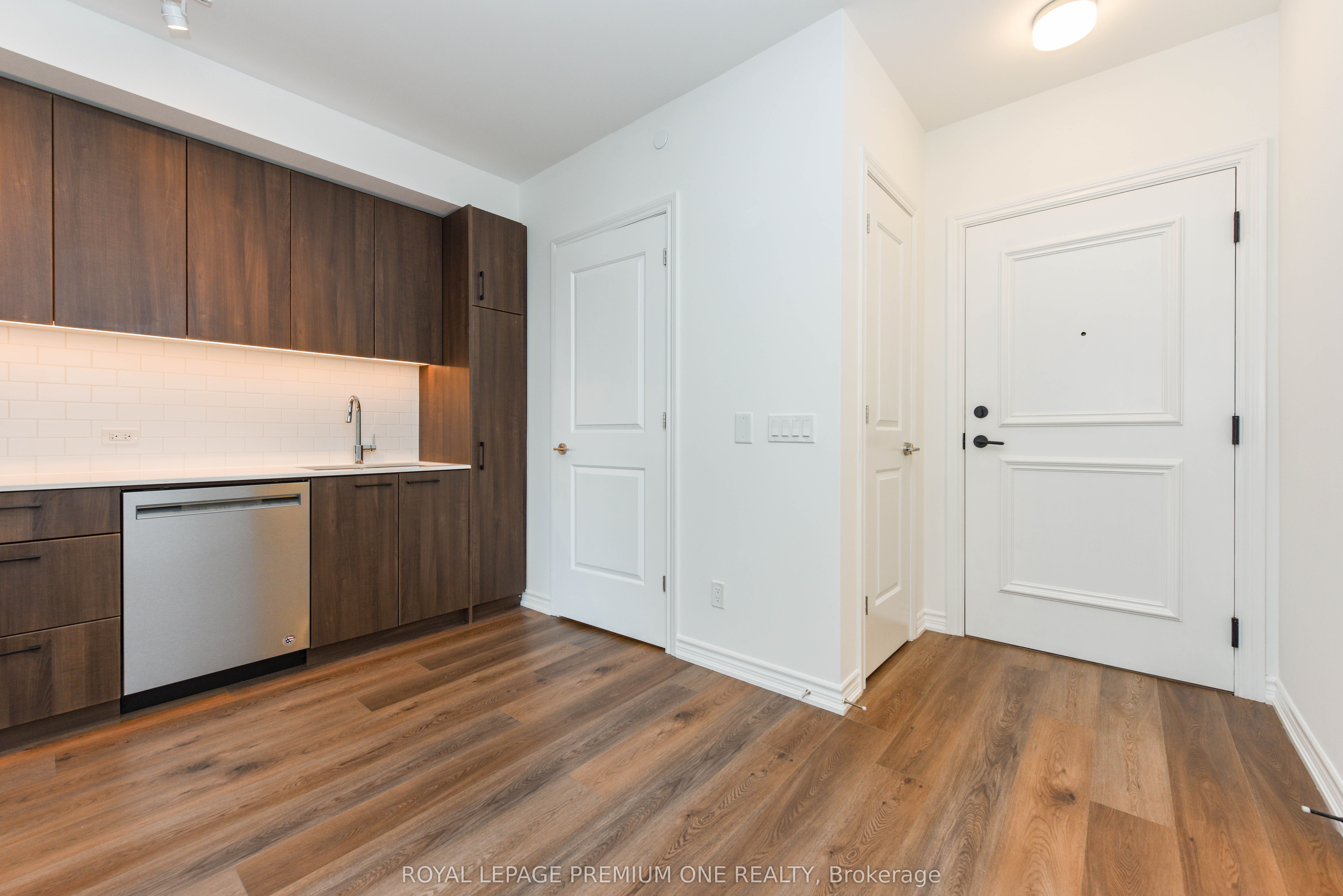571 Prince Edward Drive N 309, Toronto, ON M8X 0A1 photo 3