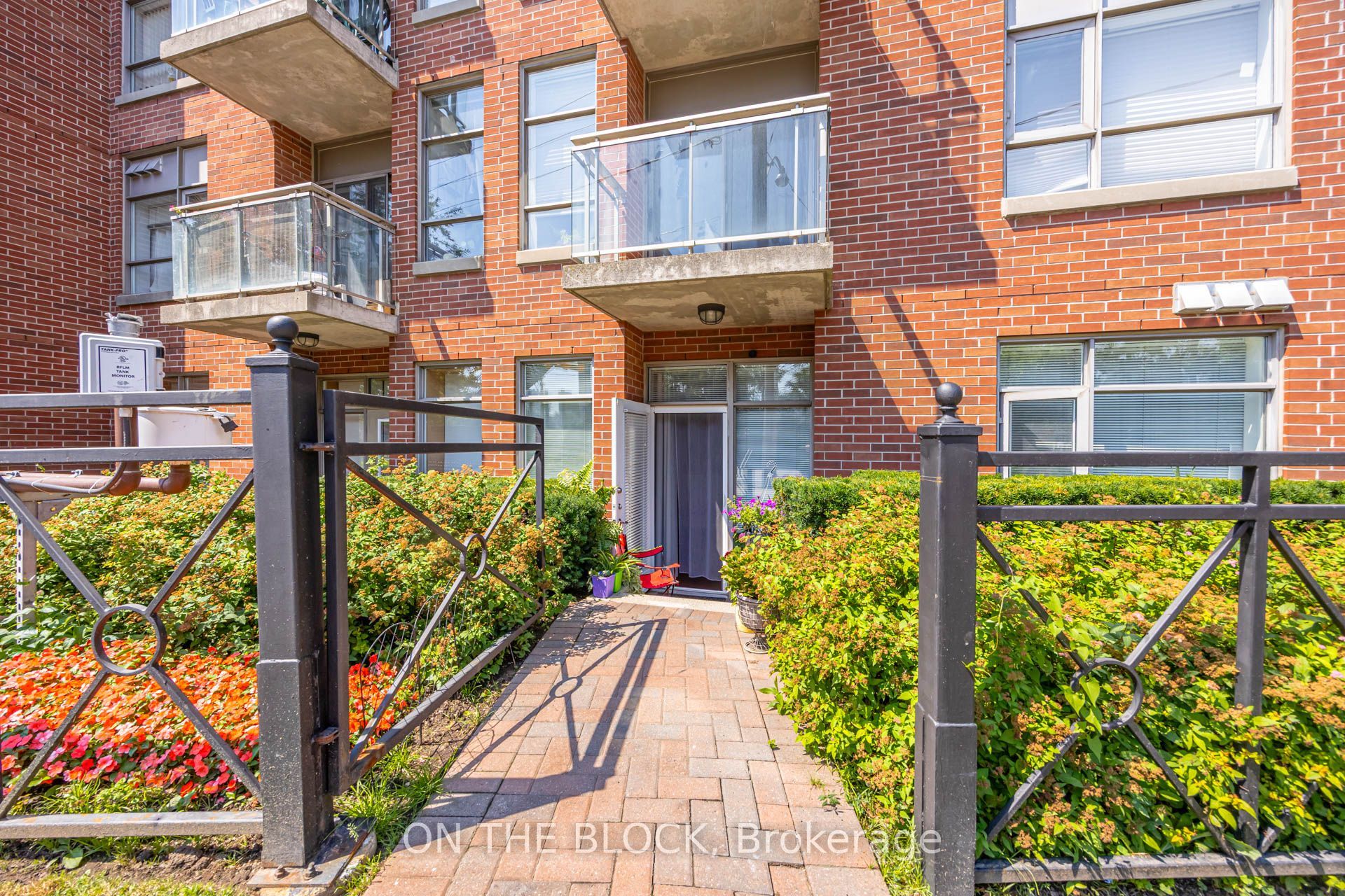 2495 Dundas Street W 107, Toronto, ON M6P 1X4 photo 2