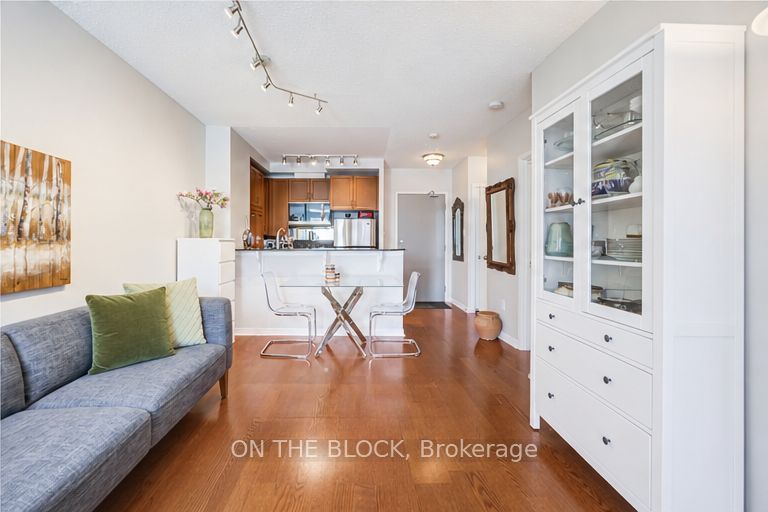 2495 Dundas Street W 107, Toronto, ON M6P 1X4 photo 3